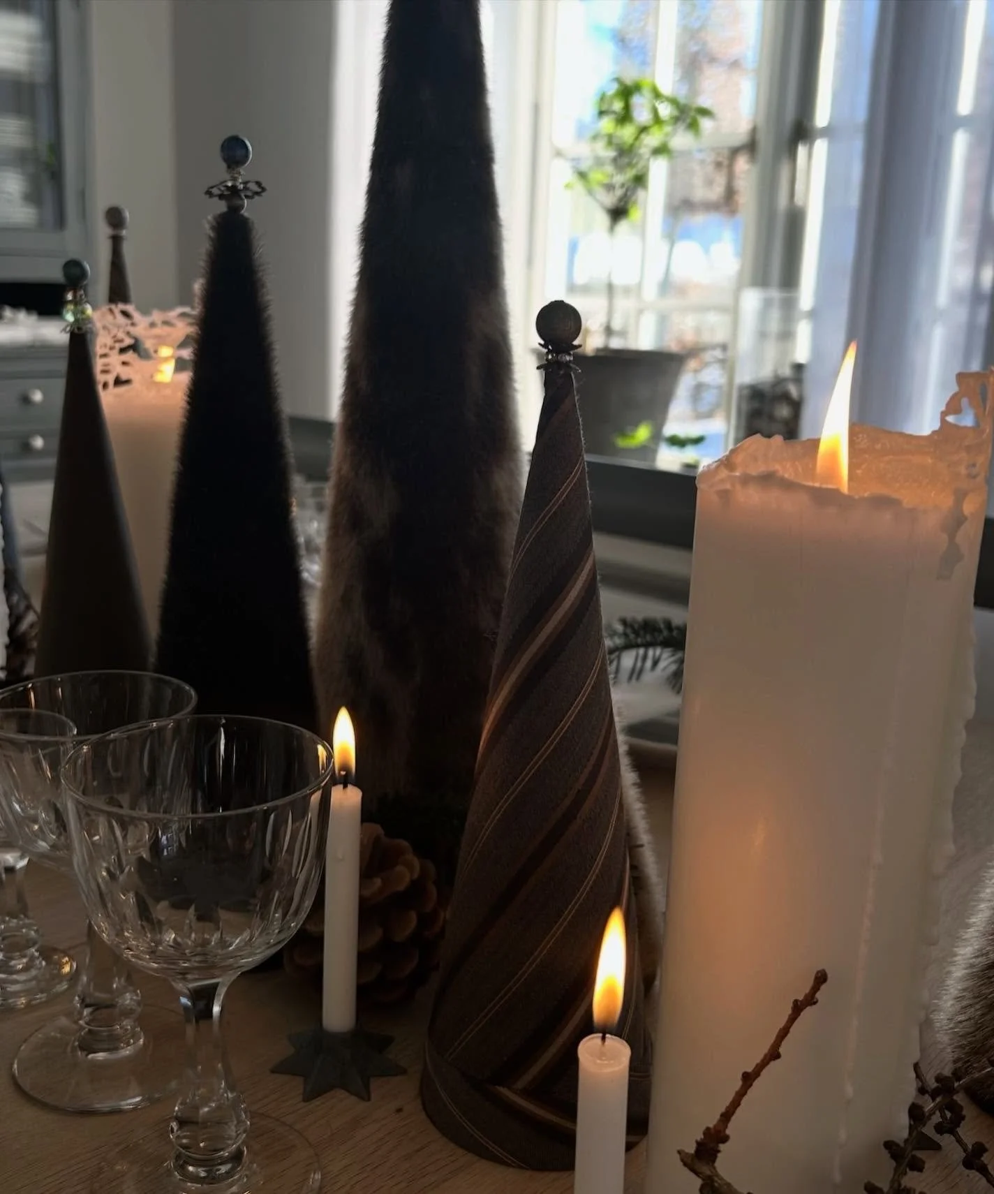 Juletr&aelig;er i s&aelig;l, skind og slips, med perler og pynt. &AElig;dle materialer forenes i fortid, nutid og fremtid - som en del af din jul, &aring;r efter &aring;r

- 
#danskdesign #kunsthåndv&aelig;rk #håndlavetafgenbrug
#genbrugskunst #upc