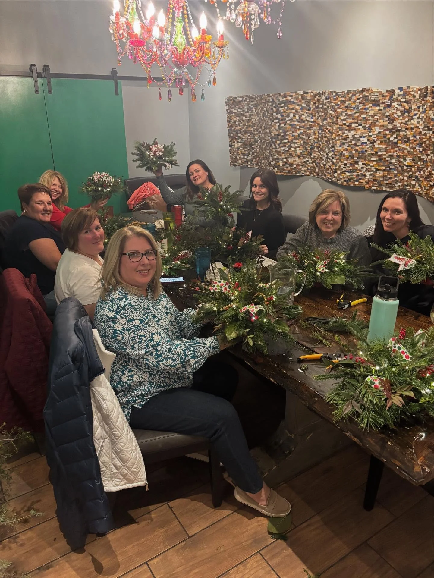 Now booking for Flower Hours!!! 
*Reach out to me
*Set a date 
*Text the girls 
*I come over with flowers
*We all have fun
*You get a beautiful arrangement!