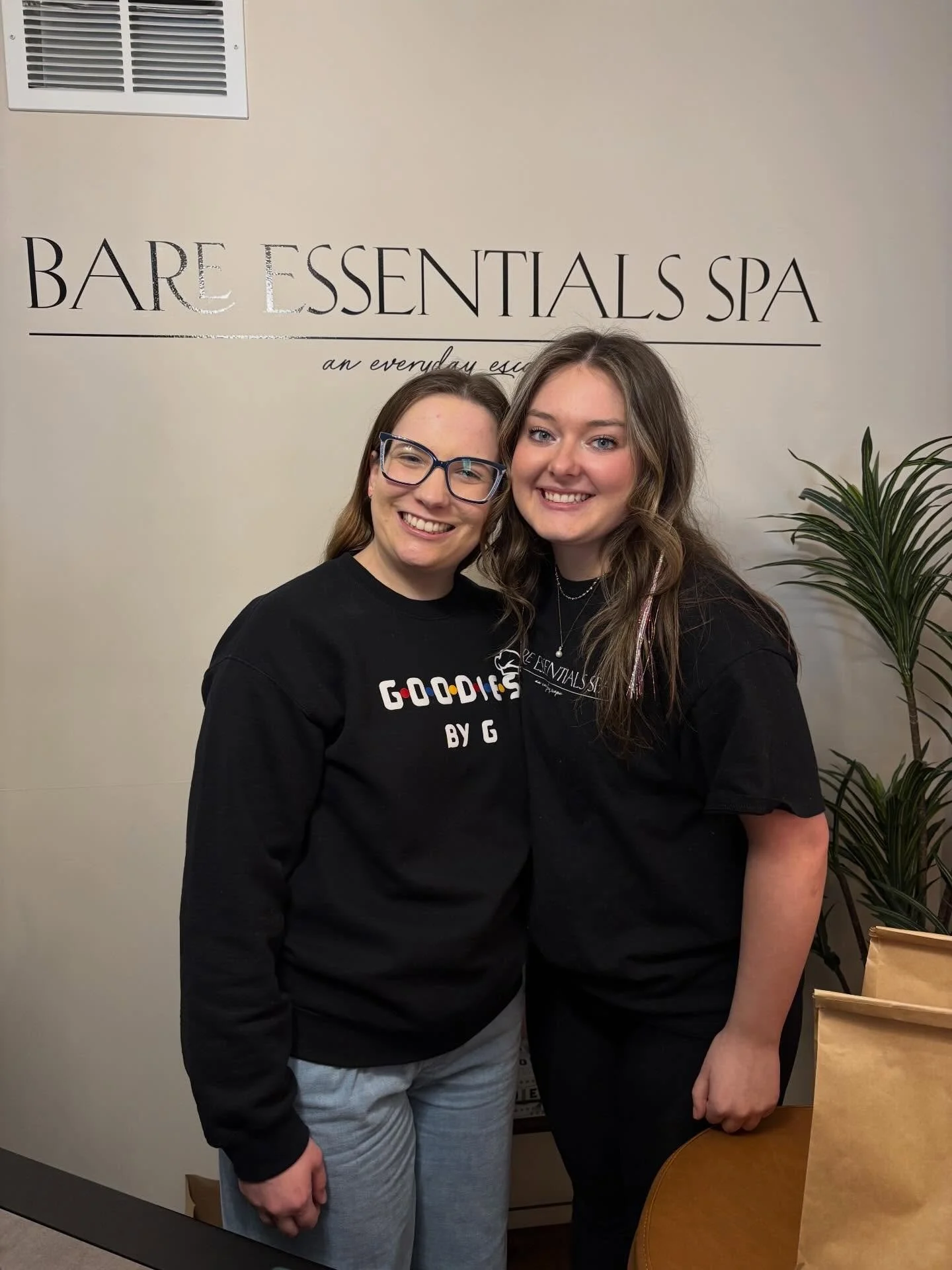 We had an amazing day popping up @bare.essentials.spa ! If you ever need a massage or a wax, I would highly recommend going to Macy!🤍