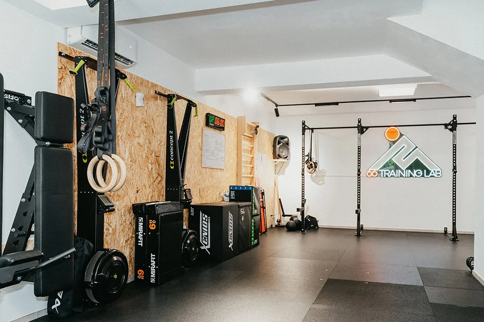 Sala Fitness con attrezzature per allenamento funzionale e palestra.