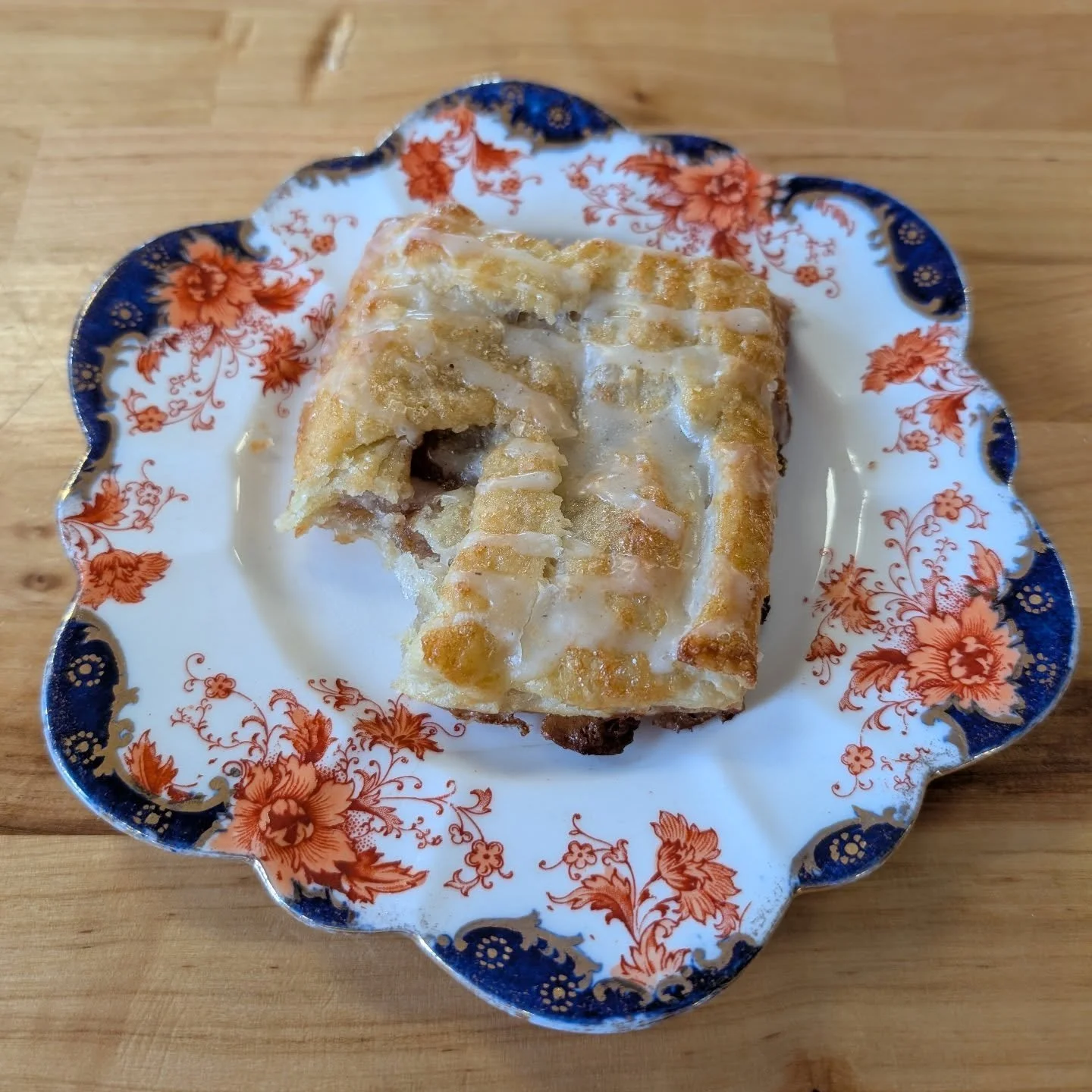 This brown sugar cinnamon strudel... Chef's kiss🤌🏼 Thank you @thebakersarmspa for making my day!