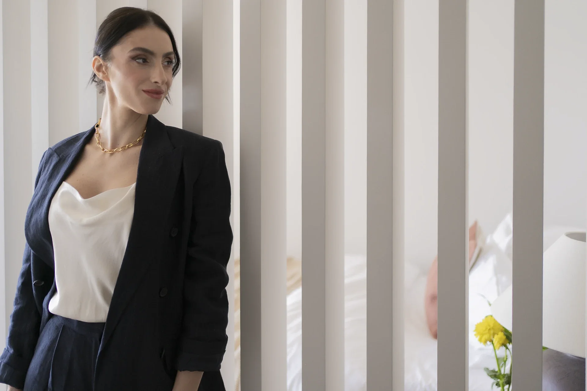 Cum să adaugi interes arhitectural cu riflaje — metoda Studio Sakaia