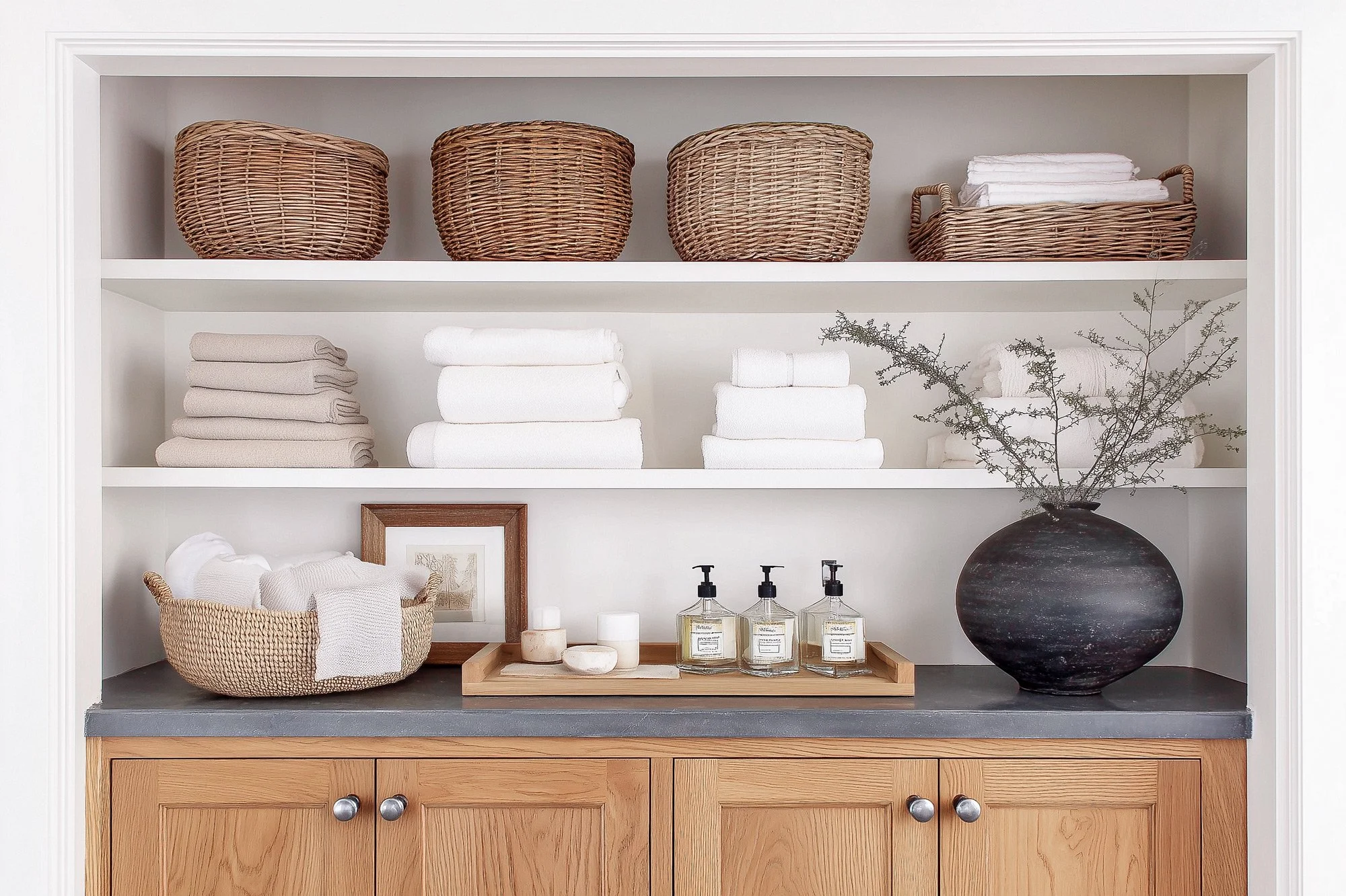 studio-sakaia-organizare-prosoape-cabinet-stejar-baie.jpg