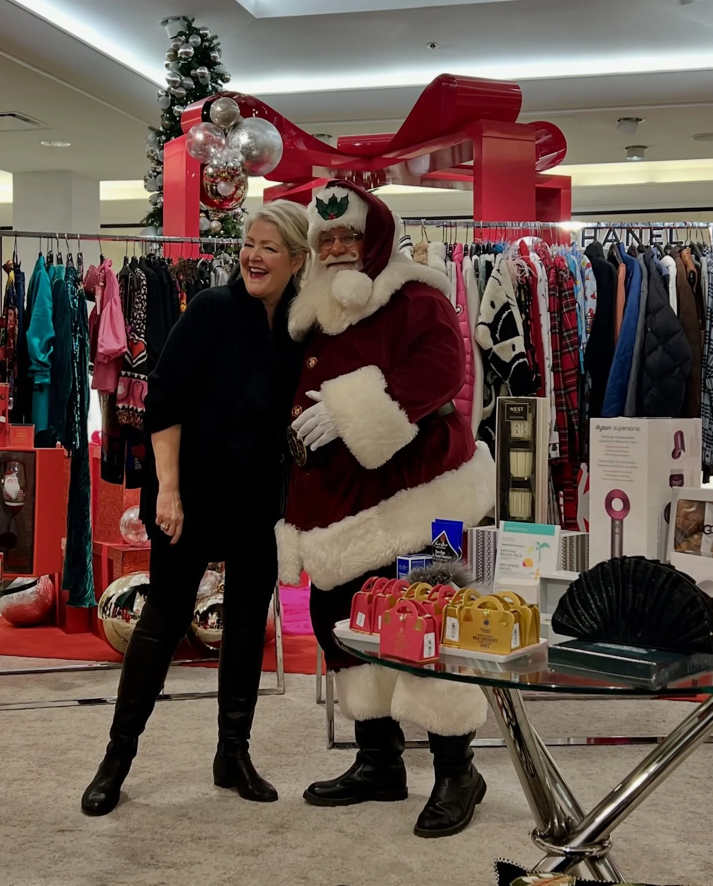 Betcha didn&rsquo;t know I have a direct line to the big guy. This elf makes sure you get want you want. #IYKYK 🎁

#perfectpresents #santasfavorite #professionalshopper