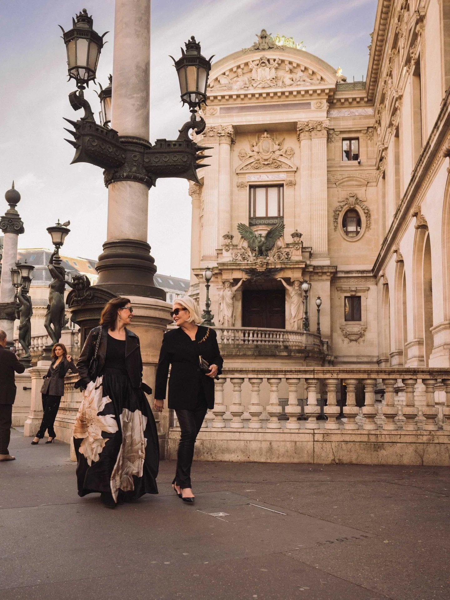 POV: you &amp; your bestie understood the assignment 🙌

📸: @cassandrefavaro 

#parisfashionweek #frontrowseats #parisianchic #internationalstylist #runwayready