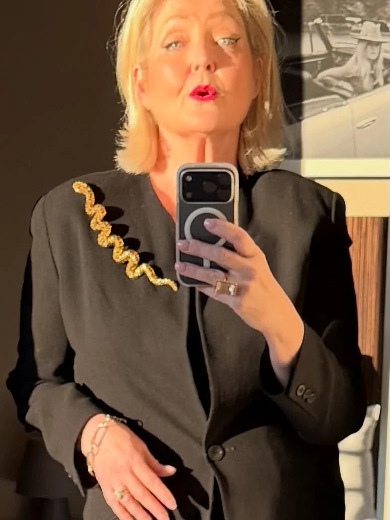 Paris styling&hellip;🖤

aka Who cares how many shoes you bring&hellip;it&rsquo;s #parisfashionweek. You have to love your looks and feel fab. 🕶️✨

#internationalstylist #frontrow #parisstyle #packyourbags