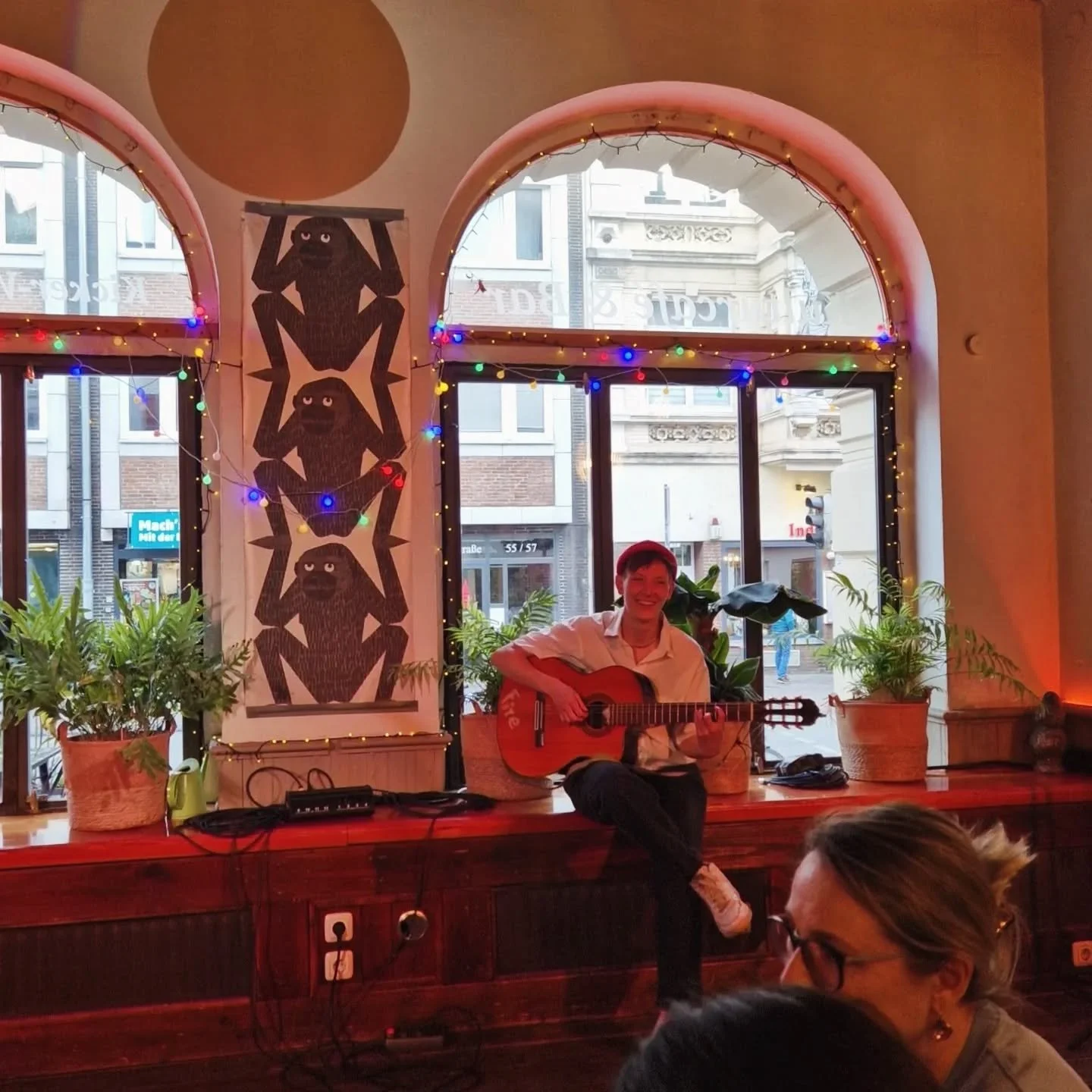 Mai Recap. Sch&ouml;nes Leben schon wieder. 

1. Kurzm vorm Auftritt im #Tonfink in L&uuml;beck
2. Sch&ouml;ner Bahnhof in #l&uuml;beck 
3. Tourhighlight: Tableau Flensburg. Nur Liebe! 💟
4. Und was ist dein Guilty Pleasure?
5. Solawi, was' los!?
6. 