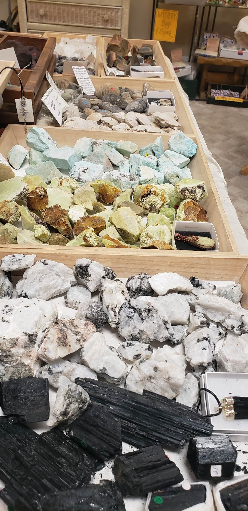 enormous selection wide variety rough raw rare crystals minerals jewelry black kyanite