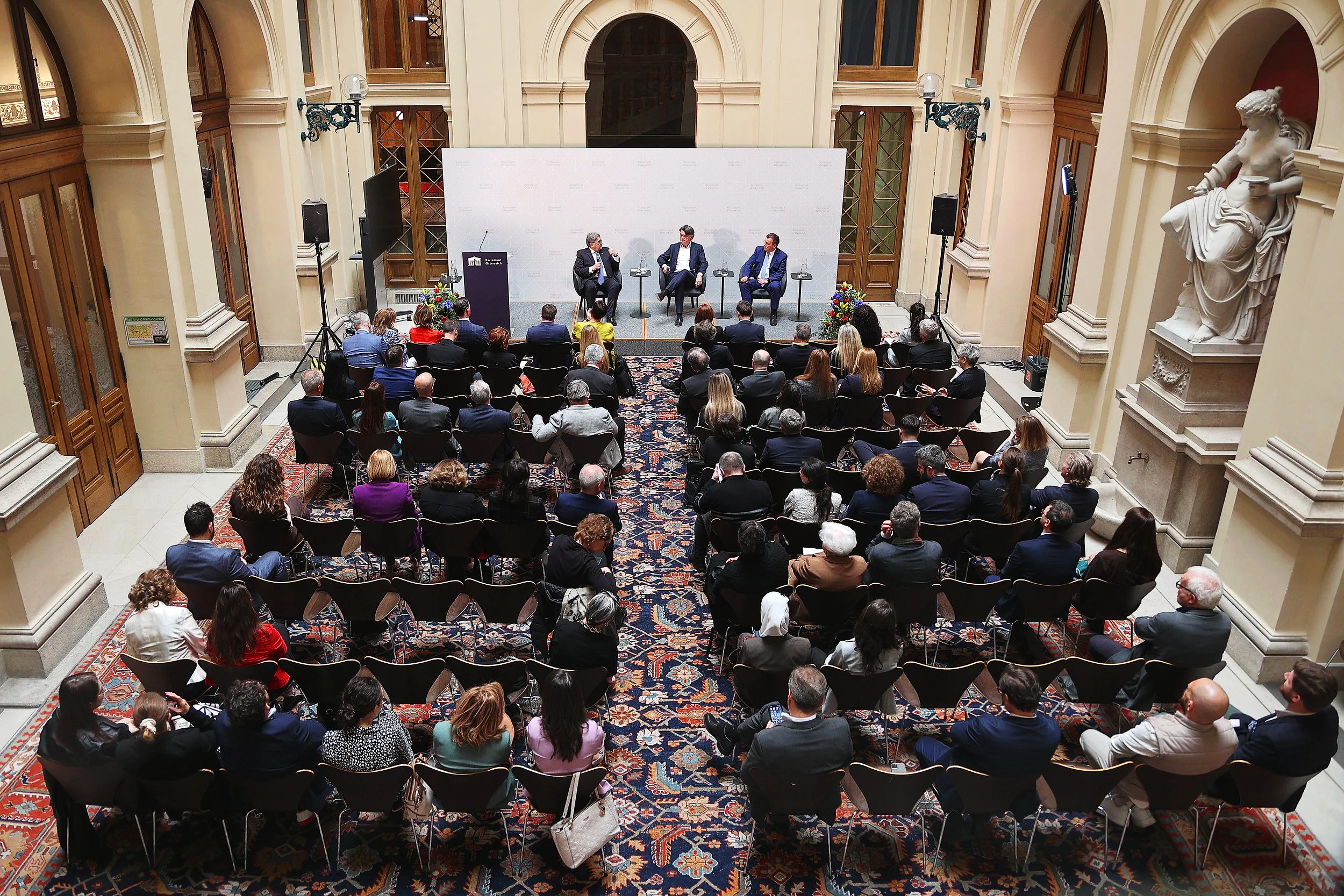 Diskussionsrunde mit S.E. Emil Hurezeanu und Dr. Cornelius Granig, moderiert von Christian Ultsch (Die Presse), im Palais Epstein, Wien