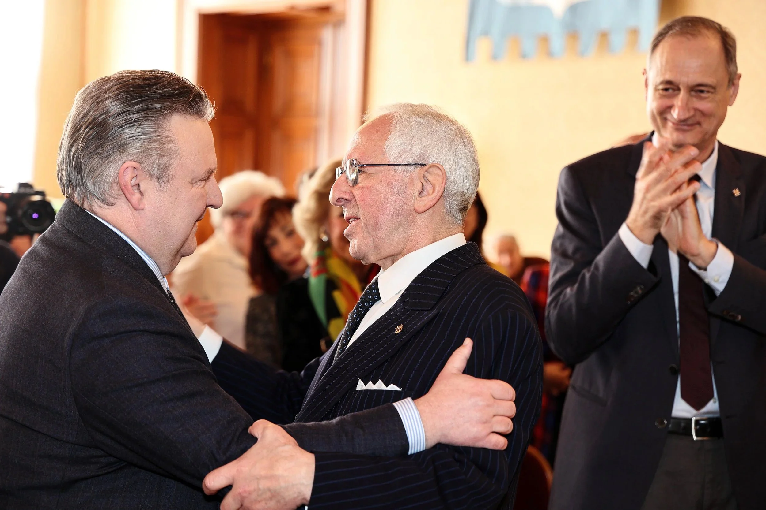 Der Landeshauptmann von Wien, Dr. Michael Ludwig, ehrte den Gastronomen Aki Nuredini im Wappensaal des Wiener Rathauses mit dem Silbernen Ehrenzeichen für Verdienste um das Land Wien