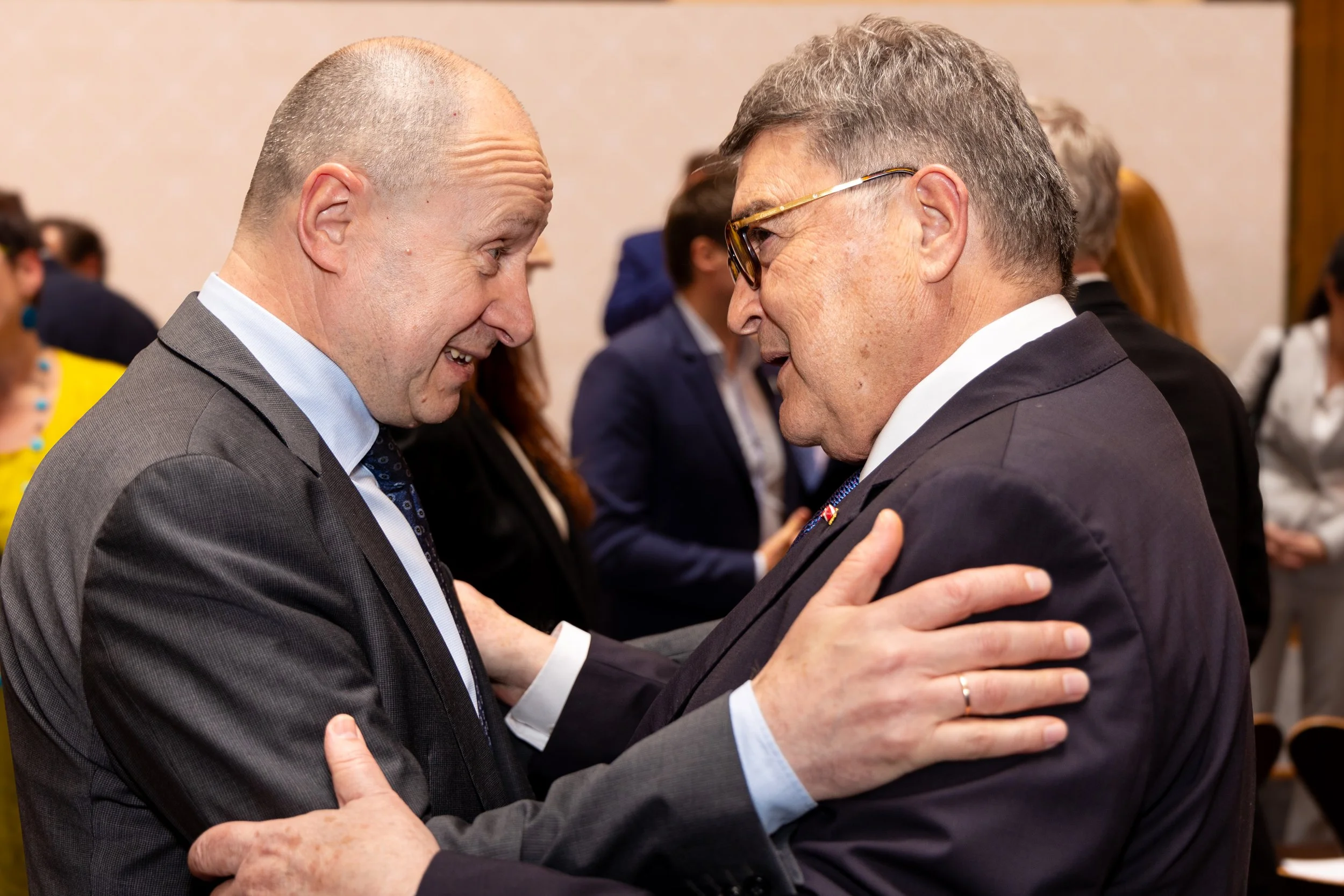 S.E. Wassyl Chymynez, Botschafter der Ukraine in Österreich, und S.E. Emil Hurezeanu, Botschafter von Rumänien in Österreich a.D.