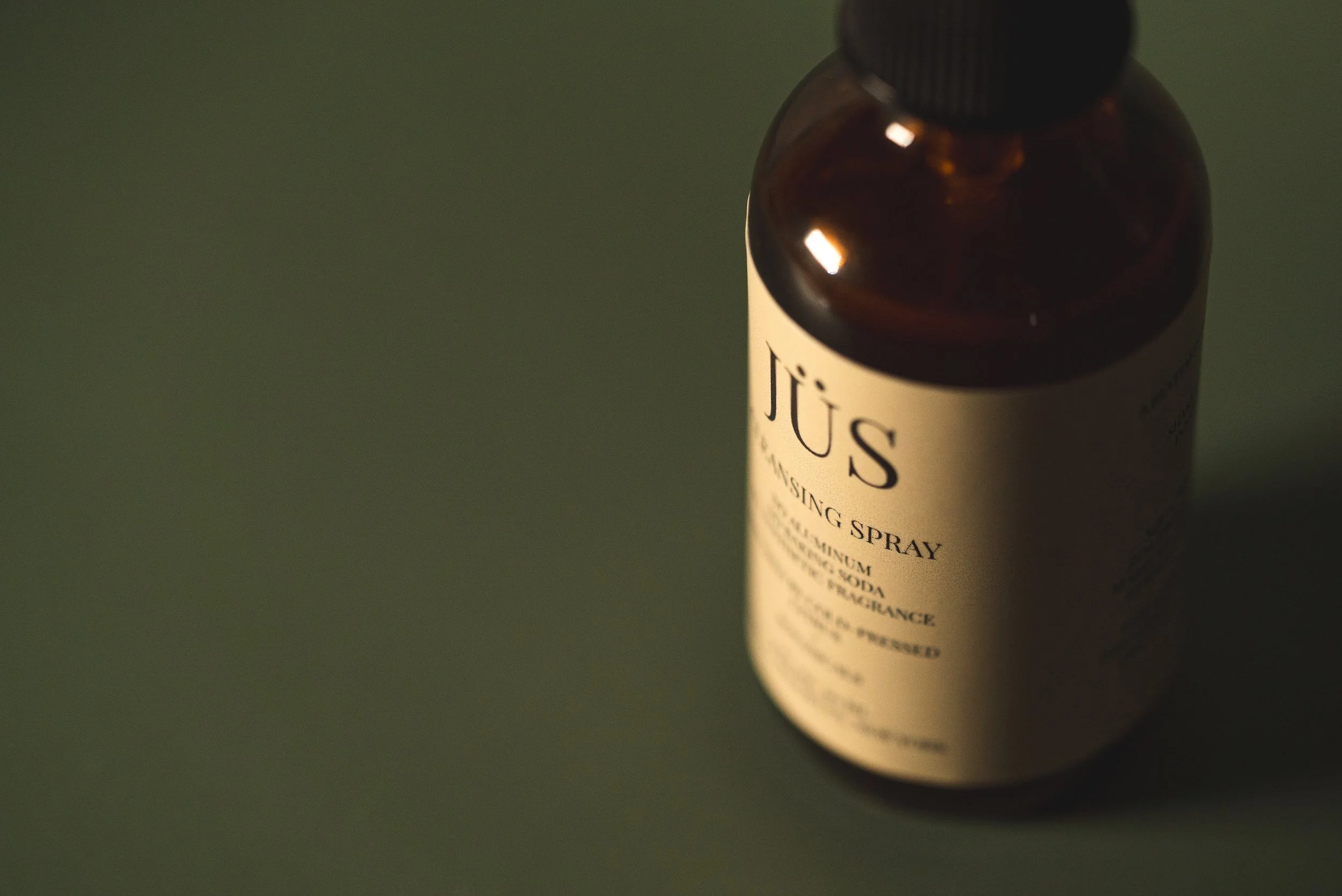 jus cleansing spray lymphatic body spray, a modern botanical cleansing spray to neutralize odor and provide lightweight hydration on underarms, knees, and neck for instant freshness.