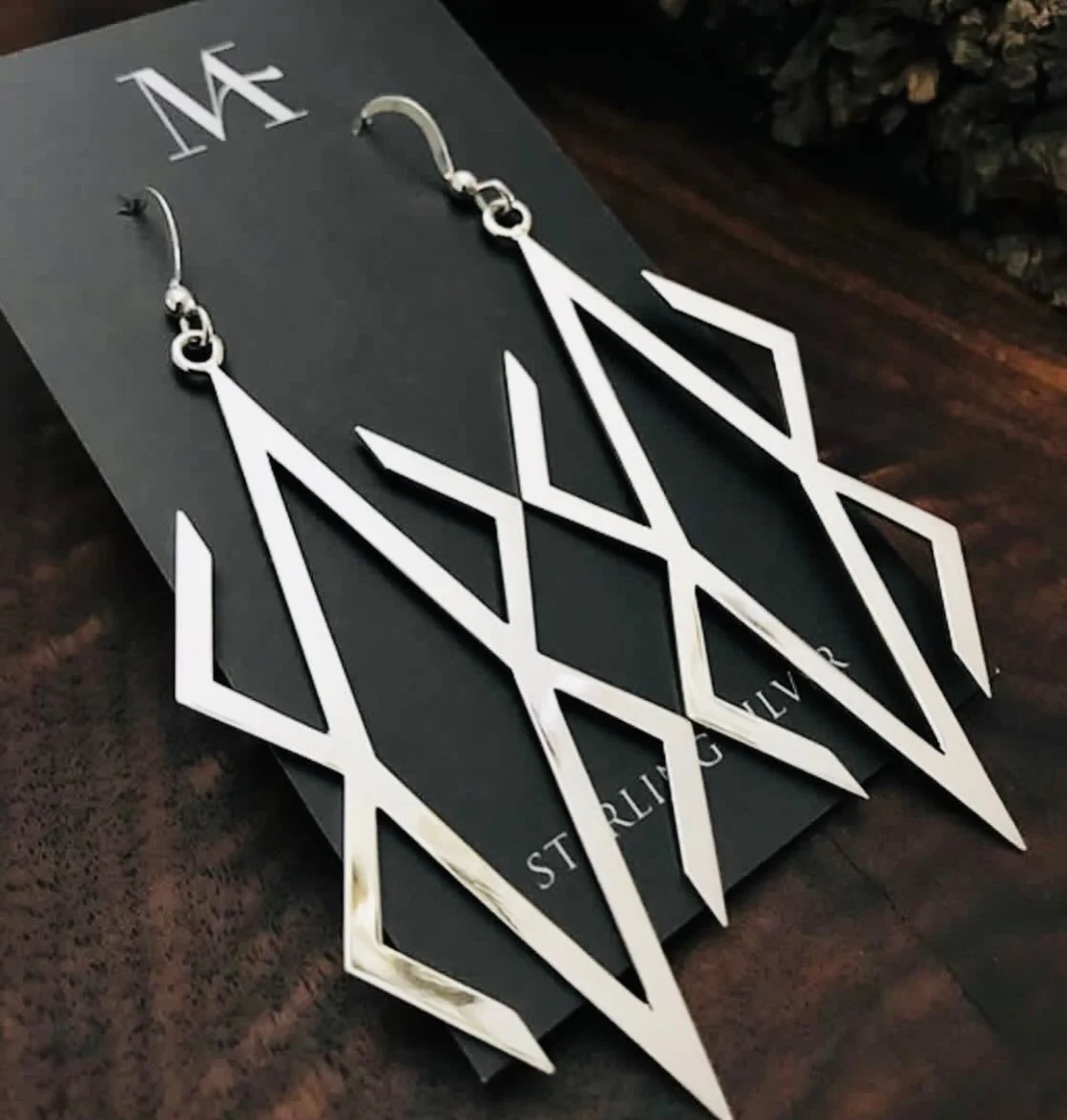 Indigenous-owned galleries matter. ✨
When you buy jewelry from Indigenous artists in Indigenous spaces, you&rsquo;re supporting authenticity, cultural preservation, and real stories&mdash;not imitations.
📸 @marcoarvisojewelry 
-
-
#santafe #indigeno