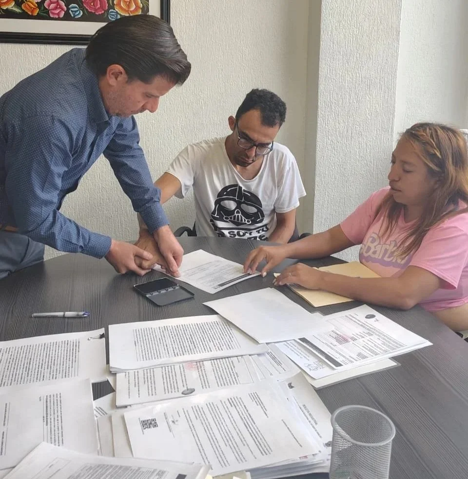 La firma de las escrituras es un momento crucial y emocionante en el proceso de compra de una casa. ✍️ En esta imagen, capturamos la dedicación y el compromiso de nuestro equipo al guiar a nuestros clientes a través de este importante paso.