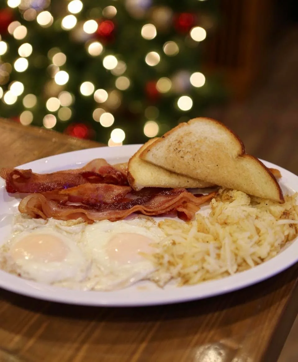 The perfect way to spend your weekend is at Goldie&rsquo;s with some brunch and football!🍳🏈
We&rsquo;ve got the NFL Ticket, so join us to catch all of the action from your favorite teams!

#goldies #goldiesbargrill #westdesmoines #westdesmoinesiowa