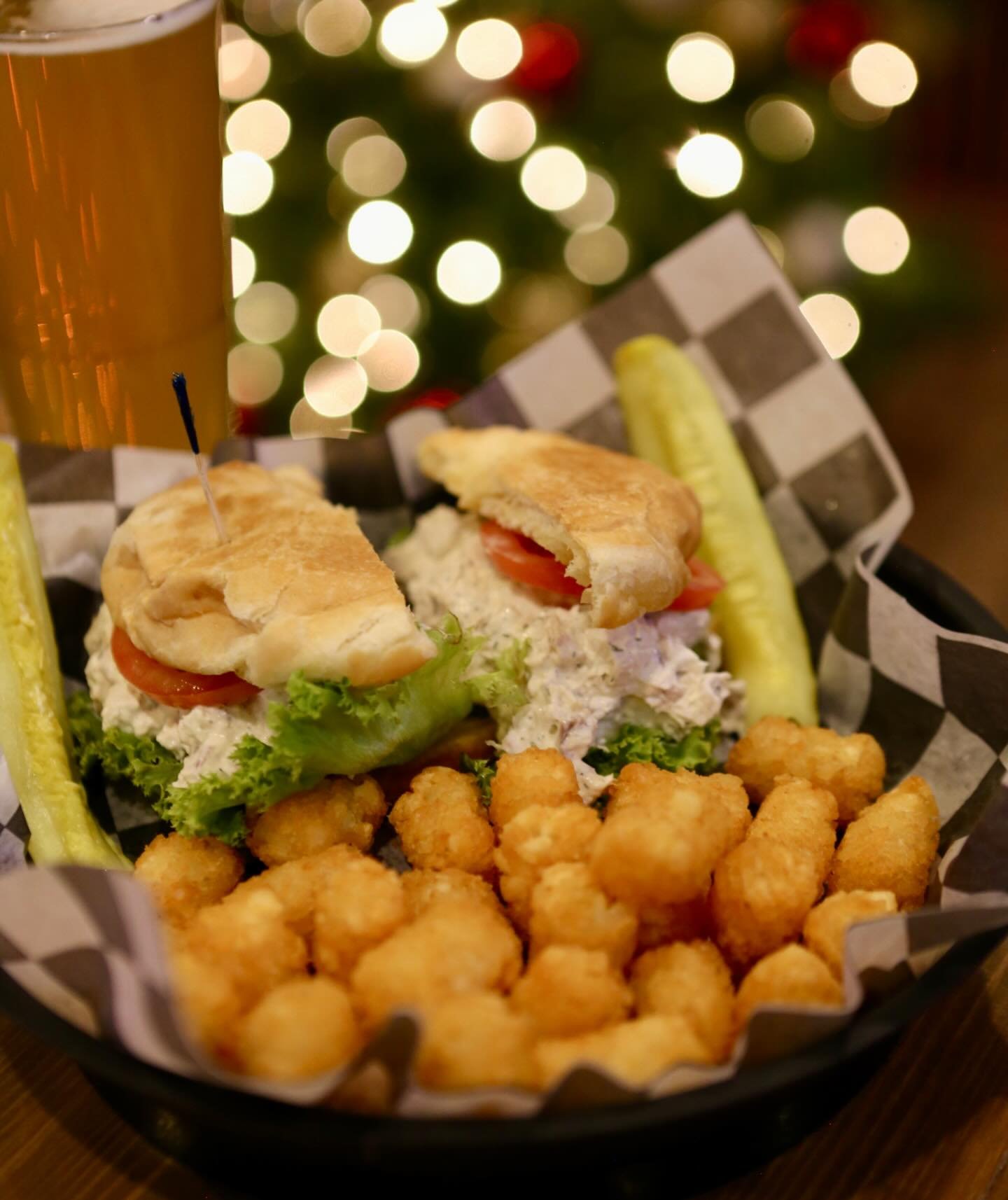 Lunch at Goldie&rsquo;s is just what you need today!🤩🎄
We open up at 11am, come grab a bite!

#goldies #goldiesbargrill #westdesmoines #westdesmoinesiowa #sportsbar #lunch #lunchspecial #chickensaladsandwich