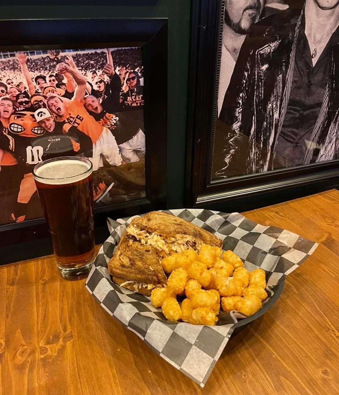 Grab a bite at Goldie&rsquo;s today to get the weekend started off right!😎

#goldies #goldiesbargrill #westdesmoines #sportsbar