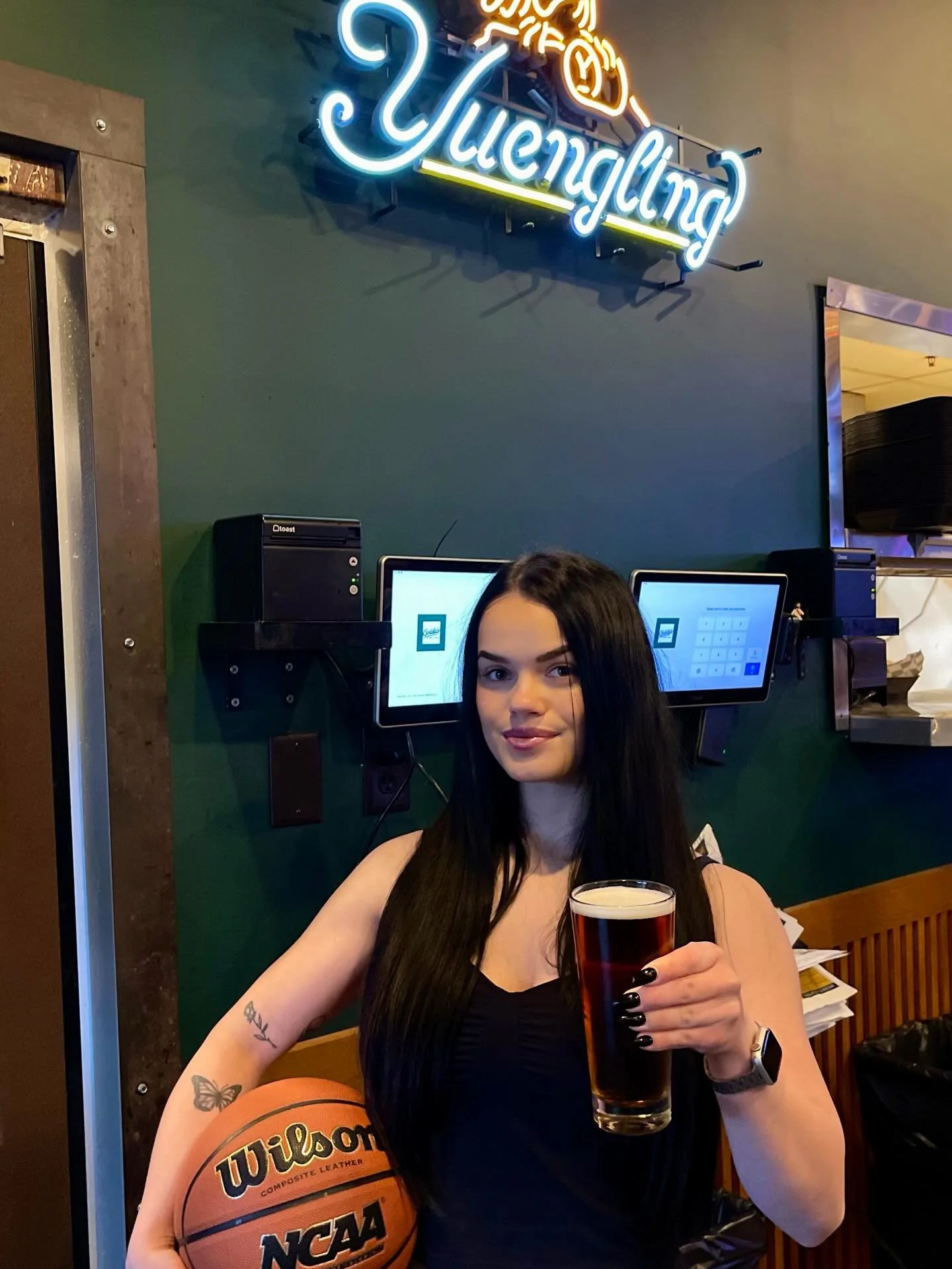 Get ready for the NCAA Men&rsquo;s Championship tonight!🤩
Join us for Michigan versus UConn tonight at 7:50pm🏀

#goldiesbargrill #marchmadness #ncaabasketball #ncaachampionship #collegebasketball