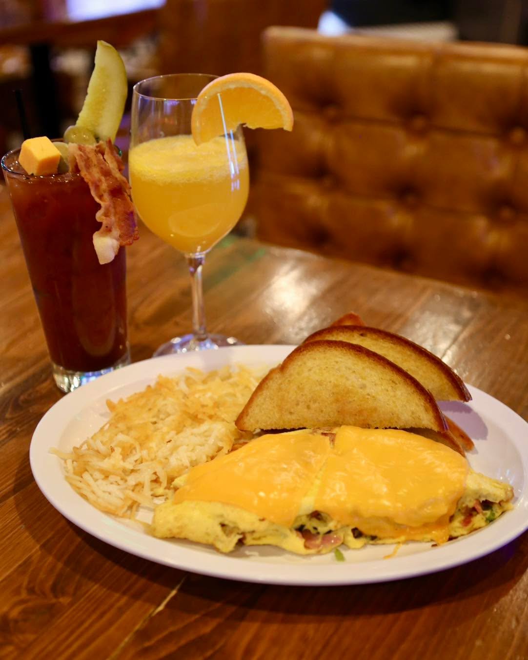 Grab your favorite brunch bites here at Goldie&rsquo;s this weekend!🍳🥂
Every weekend starting at 10am🥞

#goldies #goldiesbargrill #weekendbrunch #brunch #westdesmoines