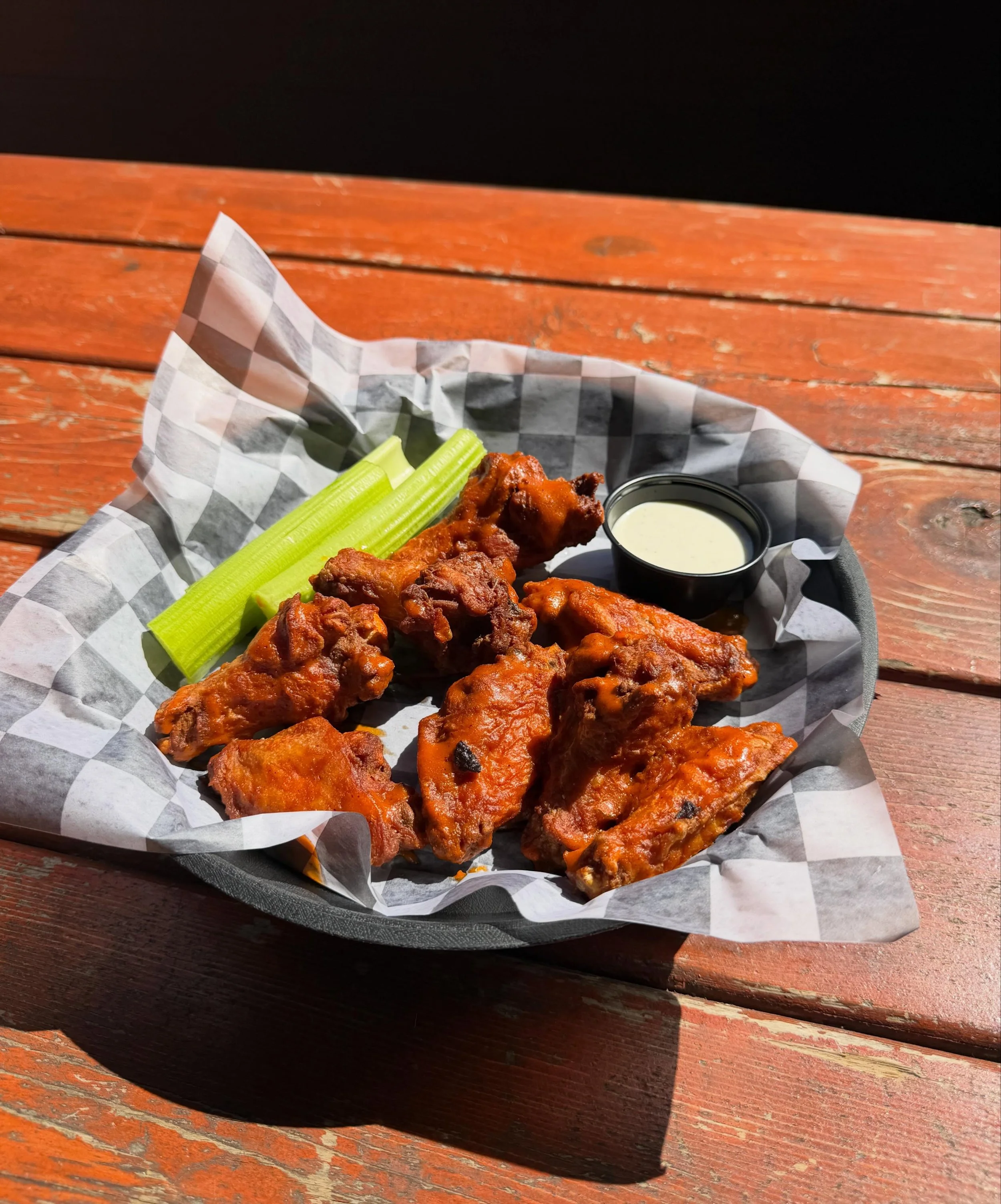 Wing your way on over to Goldie&rsquo;s for a bite out on the patio today🍗☀️

#goldies #goldiesbargrill #chickenwings #patioseason #westdesmoines
