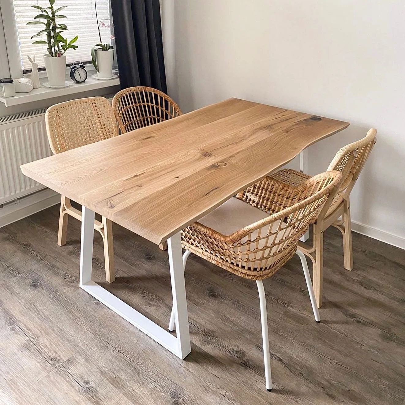 Die Sommerpause ist beendet und wir starten wieder durch. Sinas 160cm, Baumkanten-Tisch liefert die perfekte Grundlage f&uuml;r gem&uuml;tliche Sonntags-Brunches und kuschelige Schmausabende. Herzlichen Dank f&uuml;r dein Vertrauen in unsere Arbeit l