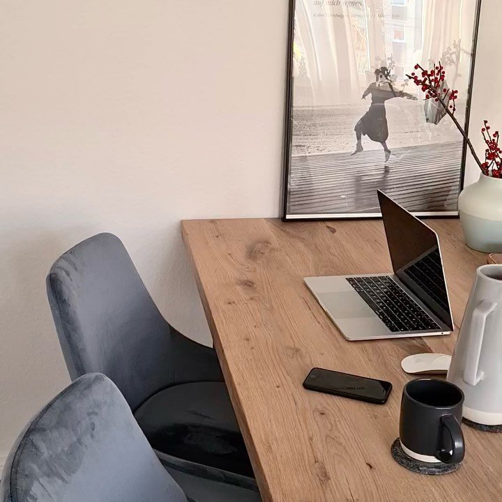 Der Winterschlaf ist vorüber und die Sonne lacht endlich wieder im Herzen. #happyvalentinesday an alle Liebenden und Alleinstehenden ☀️wir danken unserer lieben Neele für diese wunderschönen Einblicke in ihr neues Heim. Zu sehen 180x90x4,5cm wilde