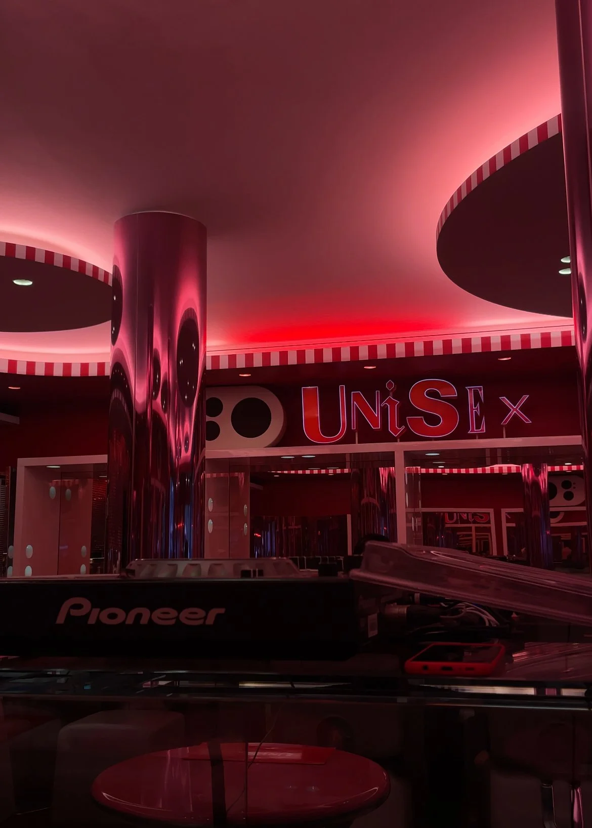 UNISEX: Festive restaurant