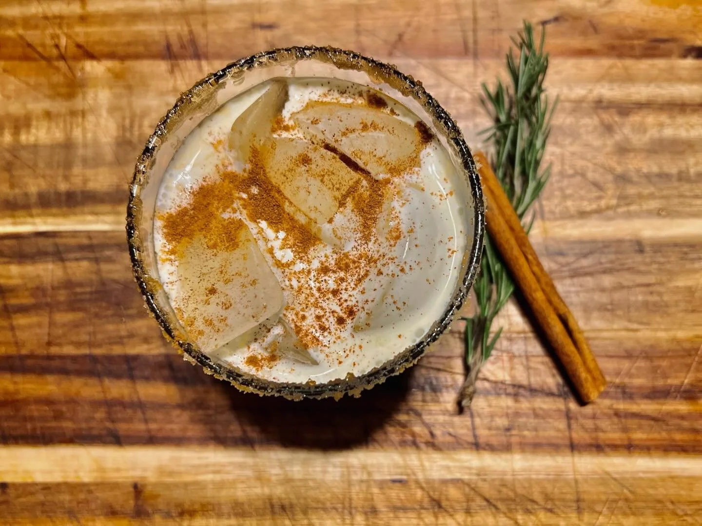 I&rsquo;m dreaming of a white Chris.. 

Let&rsquo;s be real, we&rsquo;re actually dreaming of this White Russian made with:

@smirnoff Vanilla Vodka
@kahlua
Brown Sugar Simple Syrup (brown sugar, cinnamon, and vanilla)
Heavy Cream
*Garnish with a spr