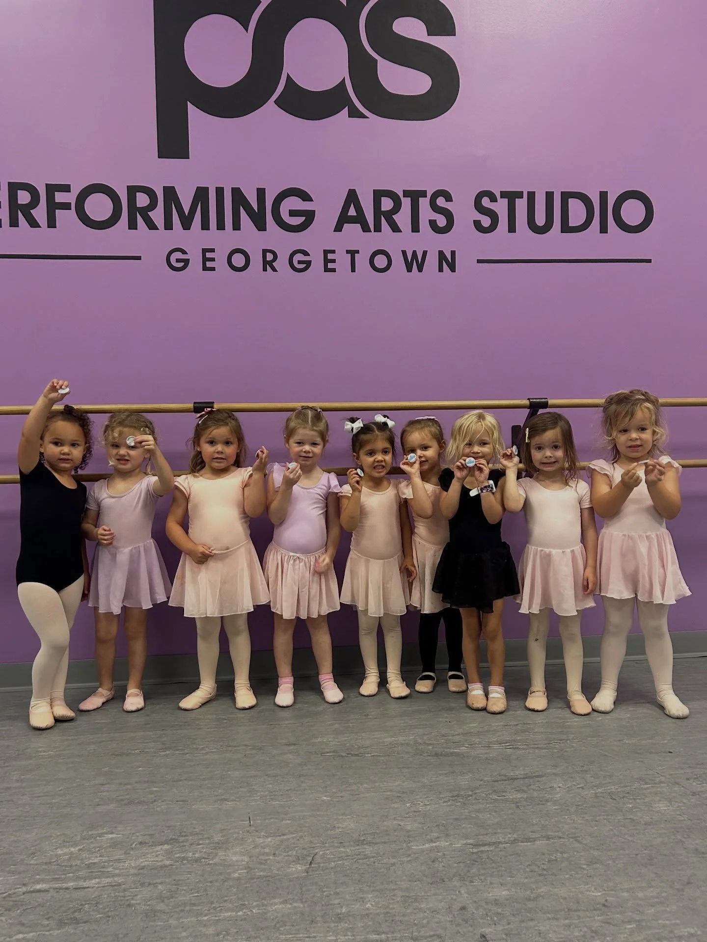 Talk about independence! Ms. McKinley's 2-3 combo class earned a WOW button for putting on their ballet shoes all by themselves!🩵👏🏻🌟