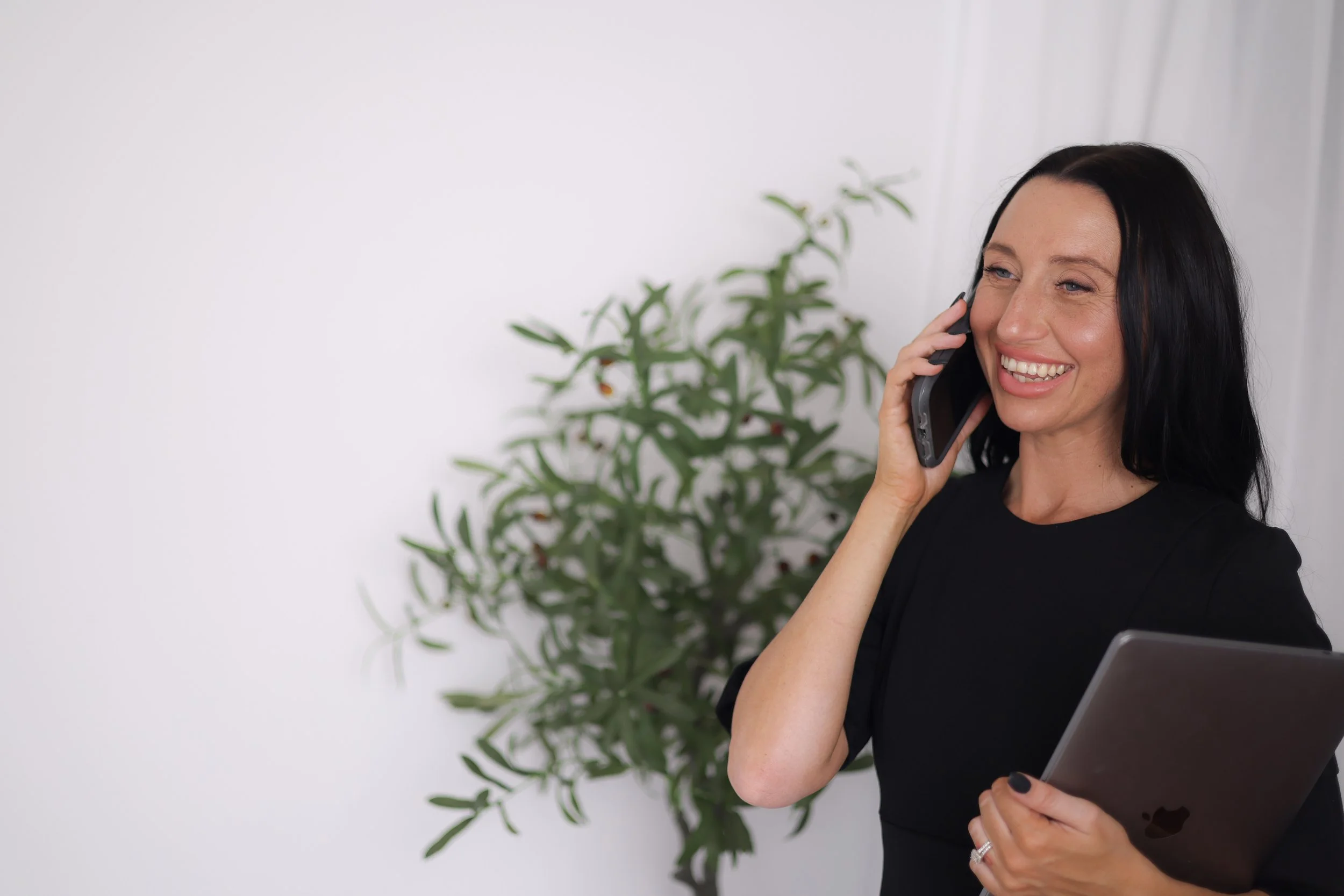 Gold Coast Photographer Samantha Elle, founder of ALLESA is a versatile creative with 6 years experience doing photoshoots for influencers, personal brands and businesses