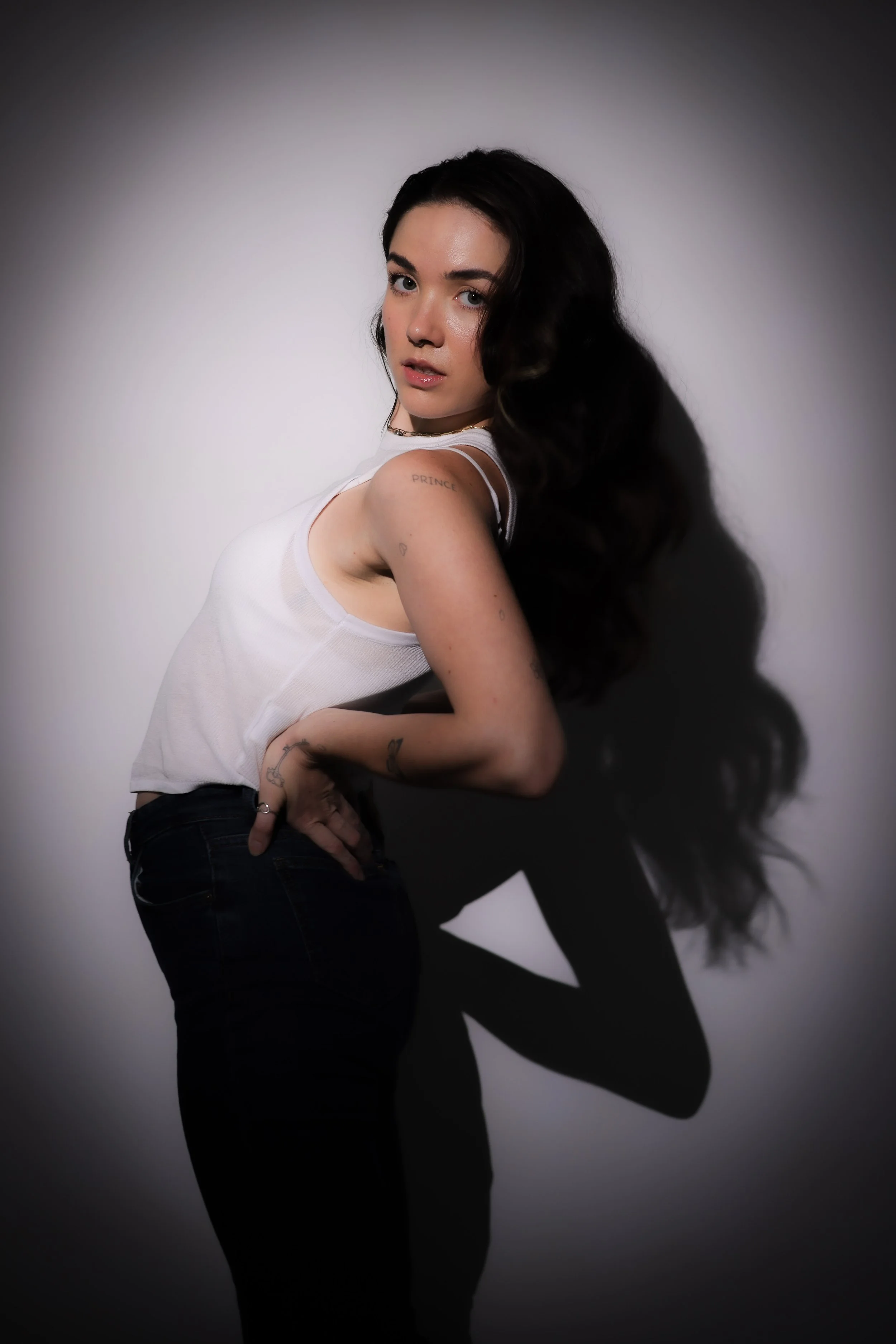 Gold Coast Photographer Samantha Elle, founder of ALLESA is a versatile creative with 6 years experience doing photoshoots for influencers, personal brands and businesses