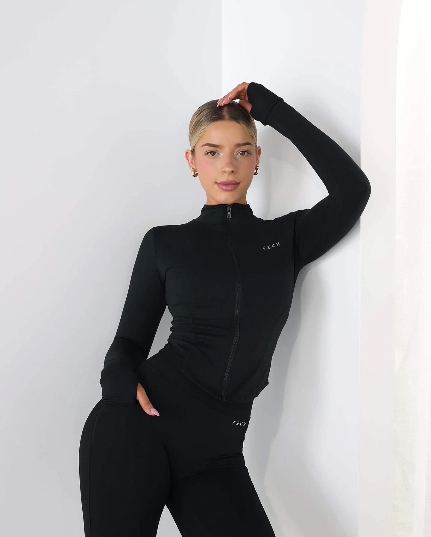 Gold Coast Photographer Samantha Elle, founder of ALLESA is a versatile creative with 6 years experience doing photoshoots for influencers, personal brands and businesses