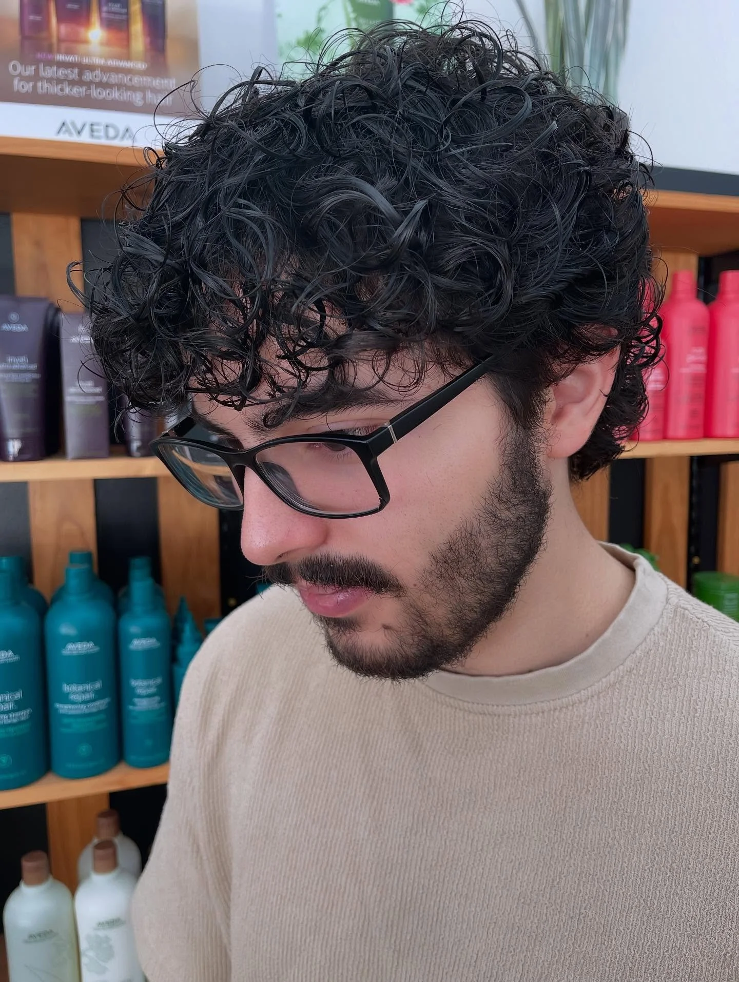 Curly haircut magic!
 
#curlymullet #menshairstyle #menshaircuts #curlyhair #menslonghair #curls #curlyspecialist #curlycut #naturaltexturedhair #menshairtrends #mensstyle #avedaartists