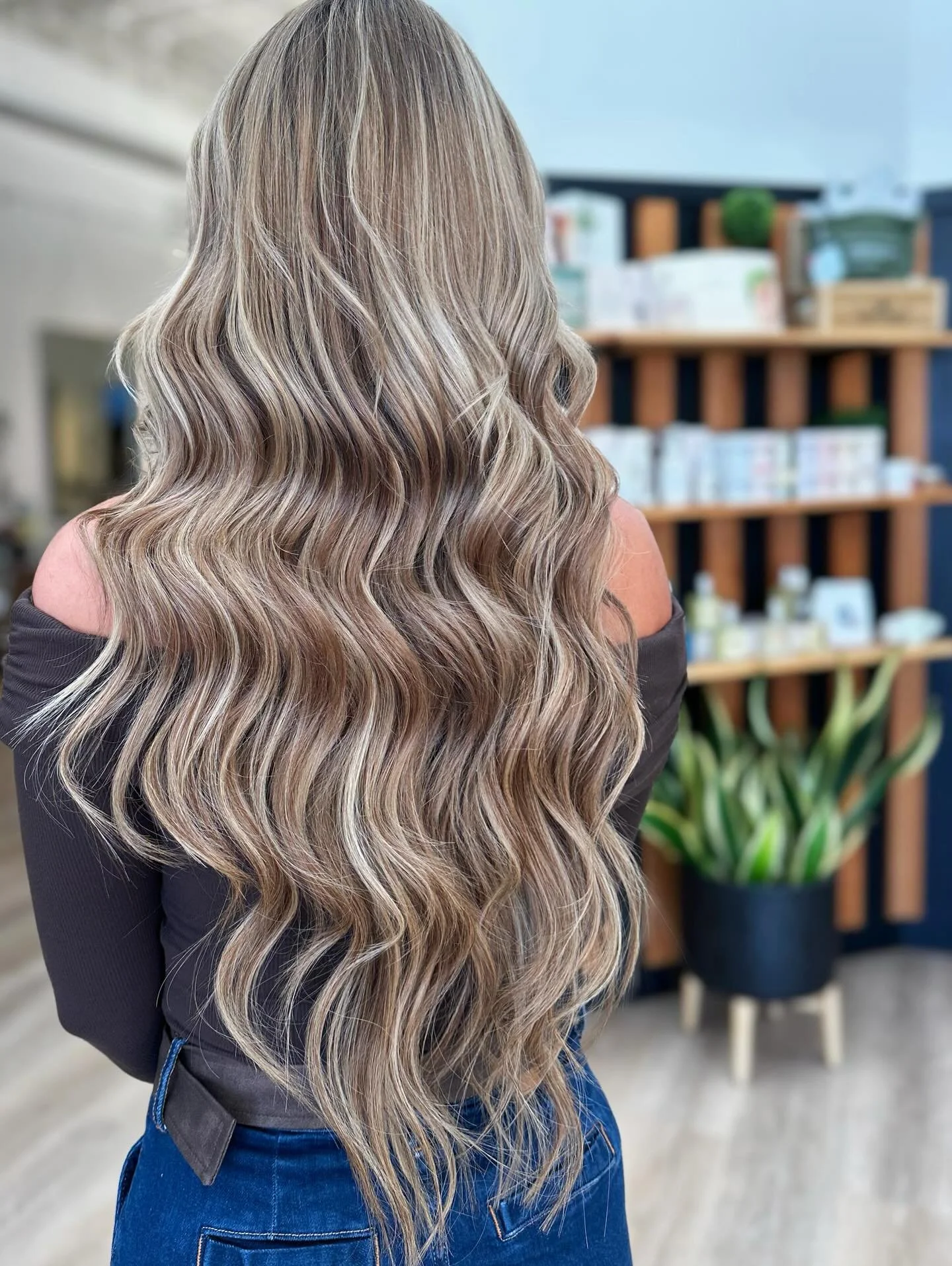 This beautiful hair extension was done by @groovybeautybabes 

#hairextensionspecialist #hairstyles #bellamihairextensions #longhairstyles #longhair #hairmakeover #hairmagic #longhair #hairextensionsalon #salonnearme @bellamihairpro