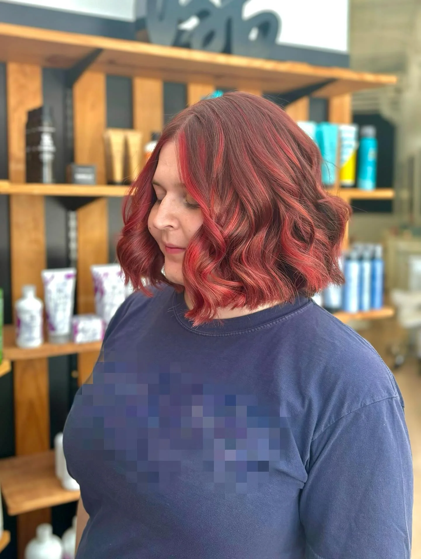 Haircut &amp; fashion tone by @210_mayahair 

#balayage #redhair #redhaircolor #vividhair #vividhaircolor #bobhair #bob #waveyhair #waveyhairstyle #schwarzkopfprofessional #haircut #hairgoals #expertcolorist #bestsalon #hairsalon #hairsalonnearme #be