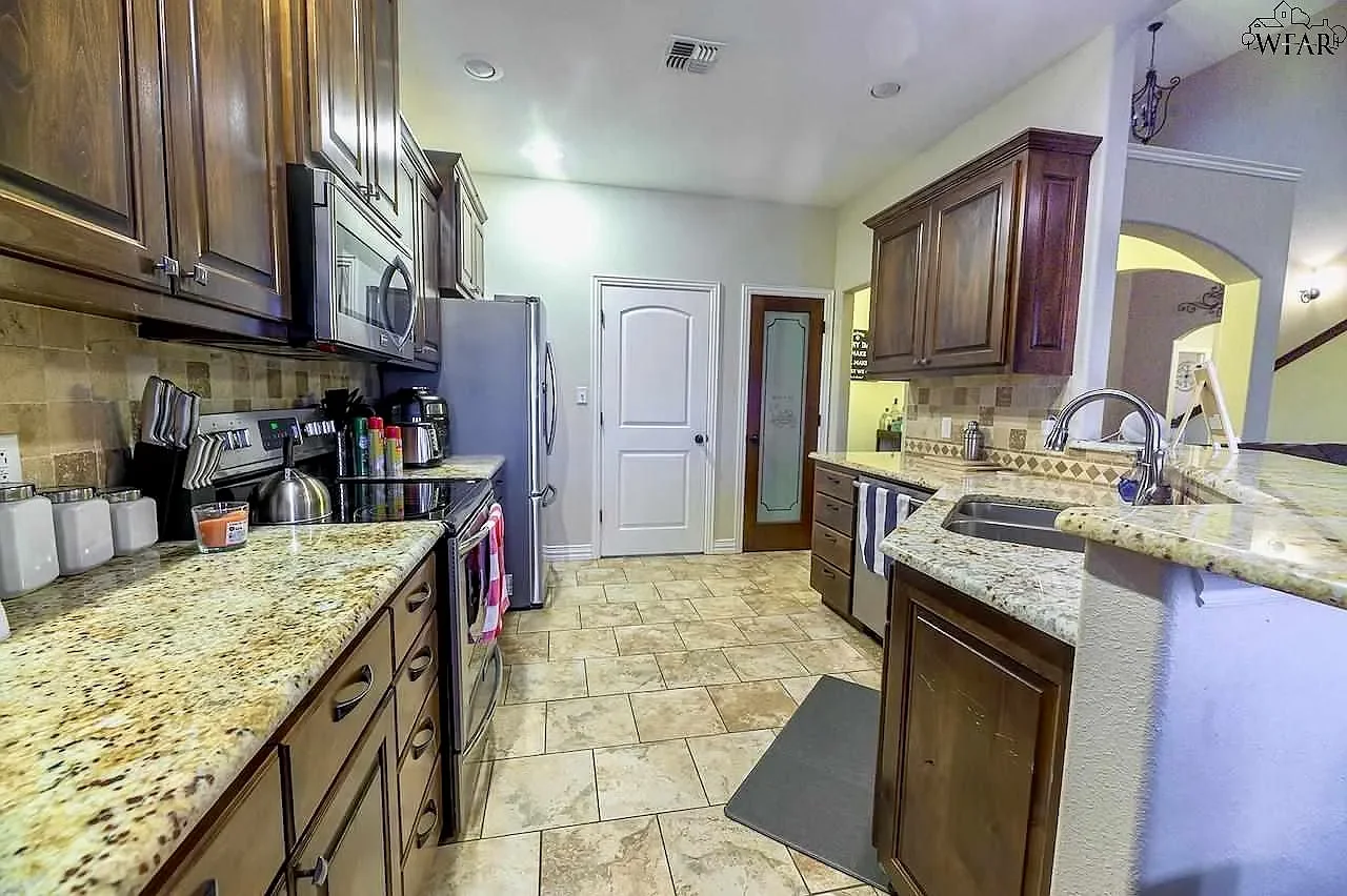 Kitchen 2.webp
