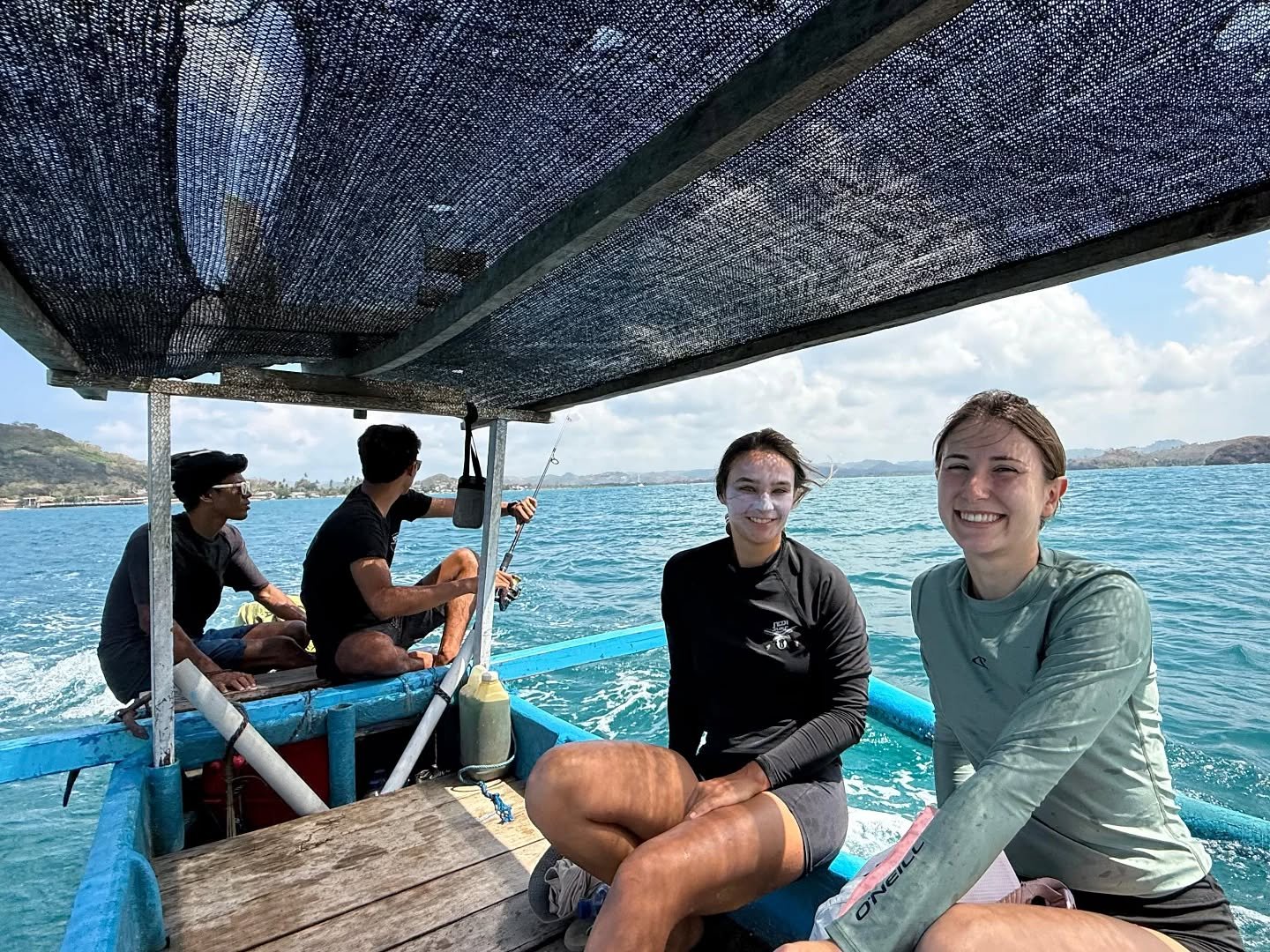 Sunshine, smiles and surf 🌞🏄&zwj;♀️

📍Gerupuk | Lombok