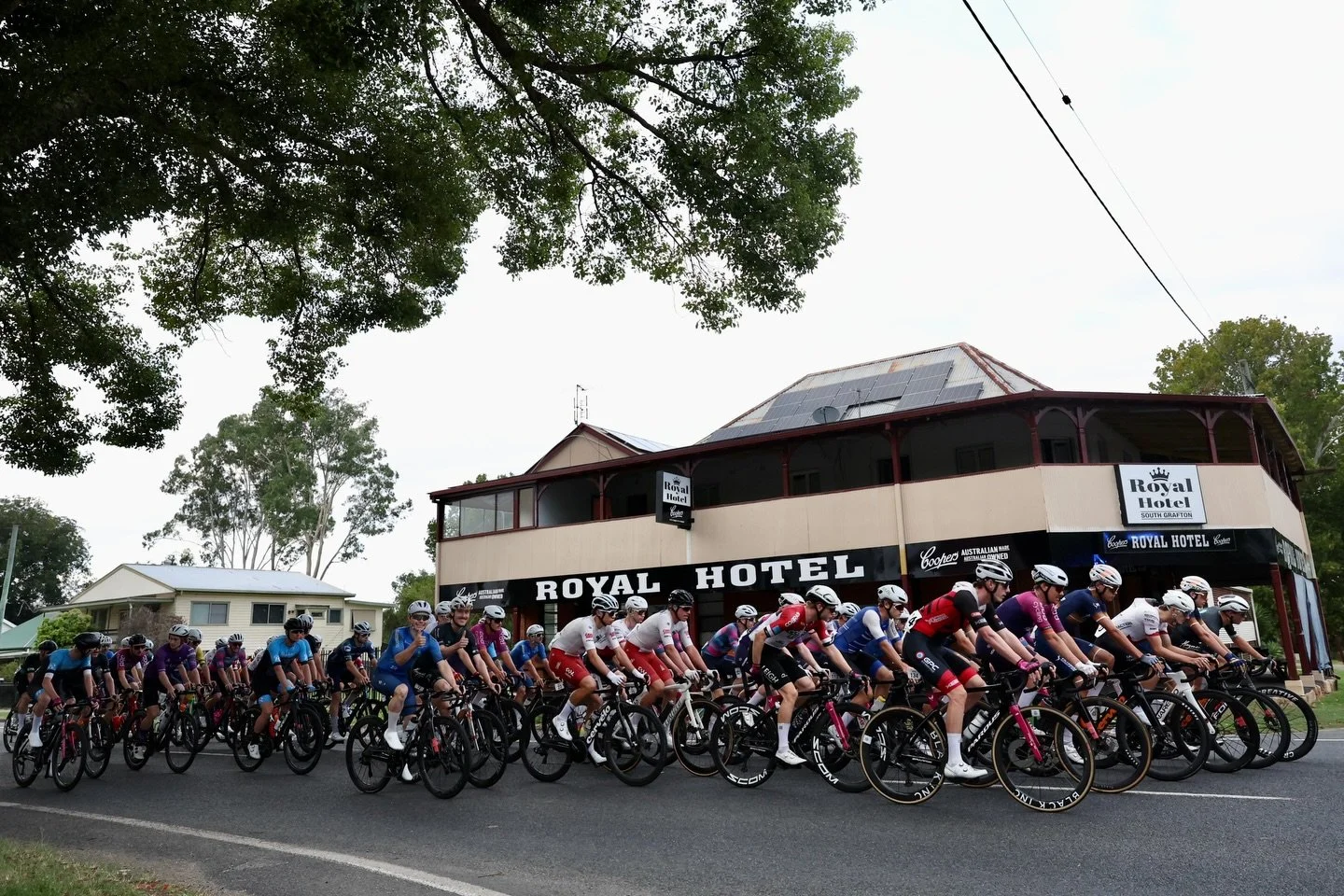 @provelosuperleague Grafton to Inverell is well underway. QCF rider, @harry_schoff_ on the front of the neutral zone ready to get racing.

Photo by @chronis.photo