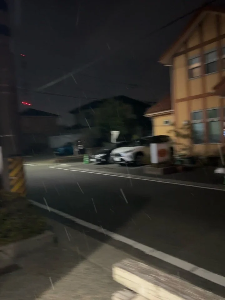 I just sent a video taken in front of Izumida Ikeda School to my mom in Poland and said, &ldquo;It&rsquo;s snowing and it&rsquo;s so cold!&rdquo; ❄️🥶
As a reply, she sent me photos of her hometown covered in a 20-cm layer of snow ☃️😲-Radek

Well&he