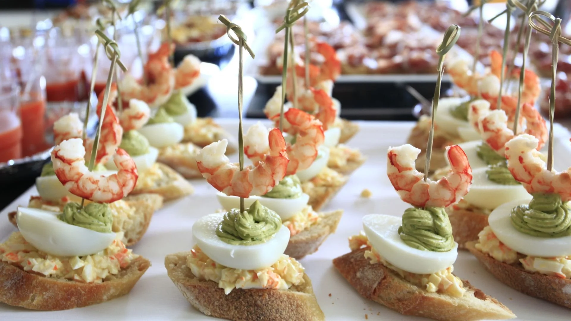 Canapés de pan con huevo, mayonesa y camarones.