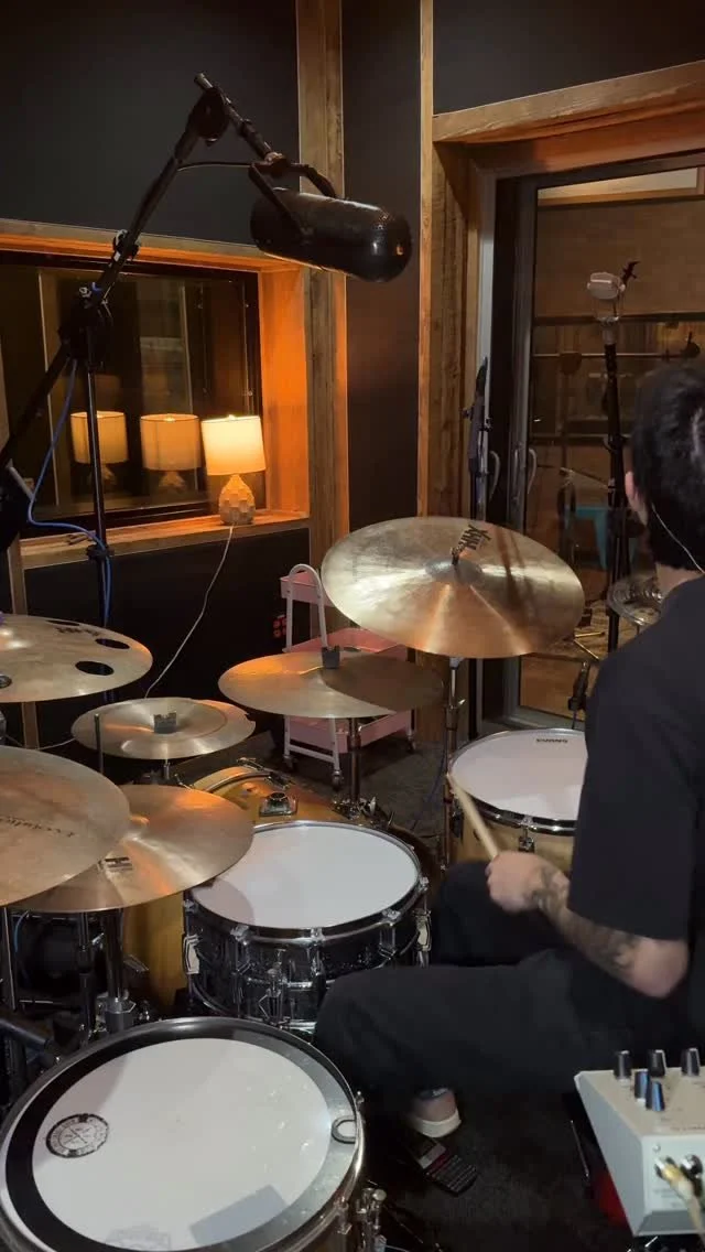 warming up a bit before our session at @nofunclub_wpg destroyed me 💀
Really enjoying the array of Sabian HHX cymbals I used for this record, and the vintage Ludwigs that @thedrumrepairshop helped me clean up. special shoutout to my 70s Ludwig Supra