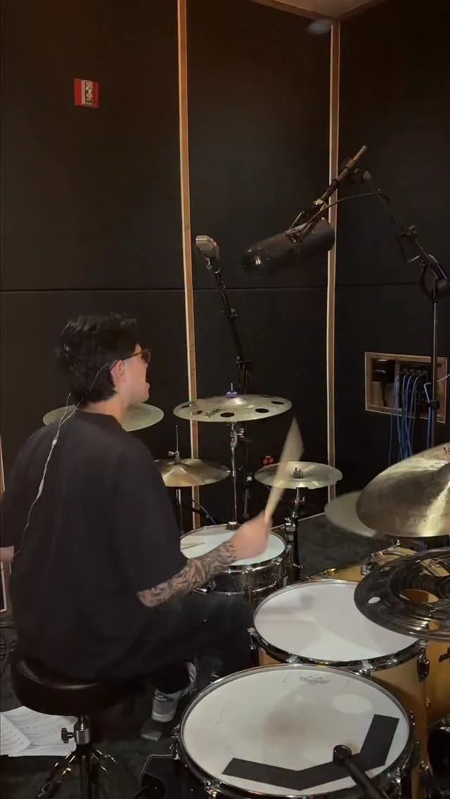 Here’s an outtake from one of the songs off our upcoming album. This one is titled ANALOG EXTINCTION and is nightmare of fast odd time switches and metric modulation, my musical guilty pleasures 🥳
🎥: @anilramgotra
#drums #drummer #drumming