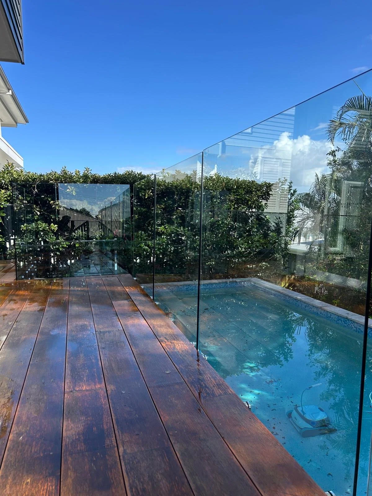 Pool area clealsing, professional glass and window cleaning for rentals and realestate in Brisbane City