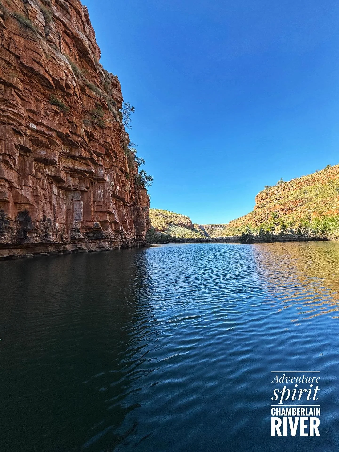 🌊 Rzeka Chamberlain &ndash; serce El Questro 🏞️

Jedna z najdłuższych i najbardziej malowniczych rzek regionu Kimberley. Rozciąga się na ponad 100 km, przecinając dzikie wąwozy, czerwone klify i niedostępne zakamarki El Questro Wilderness Park.

🛶