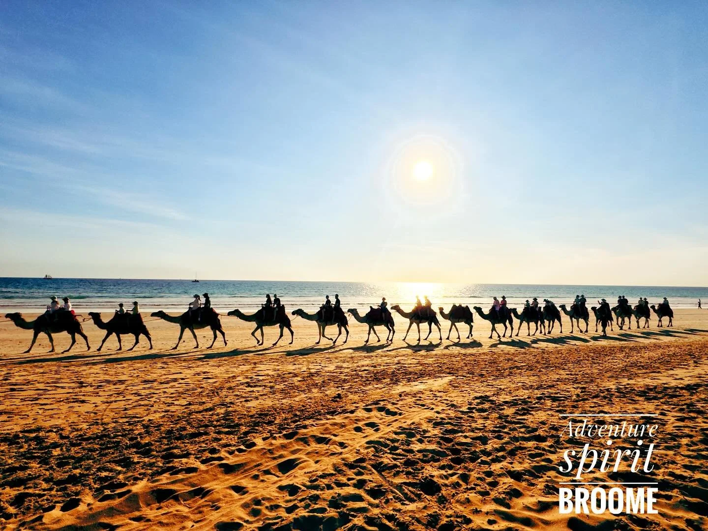 BROOME &ndash; TAM, GDZIE PUSTYNIA SPOTYKA OCEAN 🐪🌅

Jedno z najbardziej fotogenicznych miejsc w Australii? Zdecydowanie Broome. Szczeg&oacute;lnie o zachodzie słońca, gdy wielbłądy spokojnie kroczą po złocistej plaży Cable Beach, zostawiając za so
