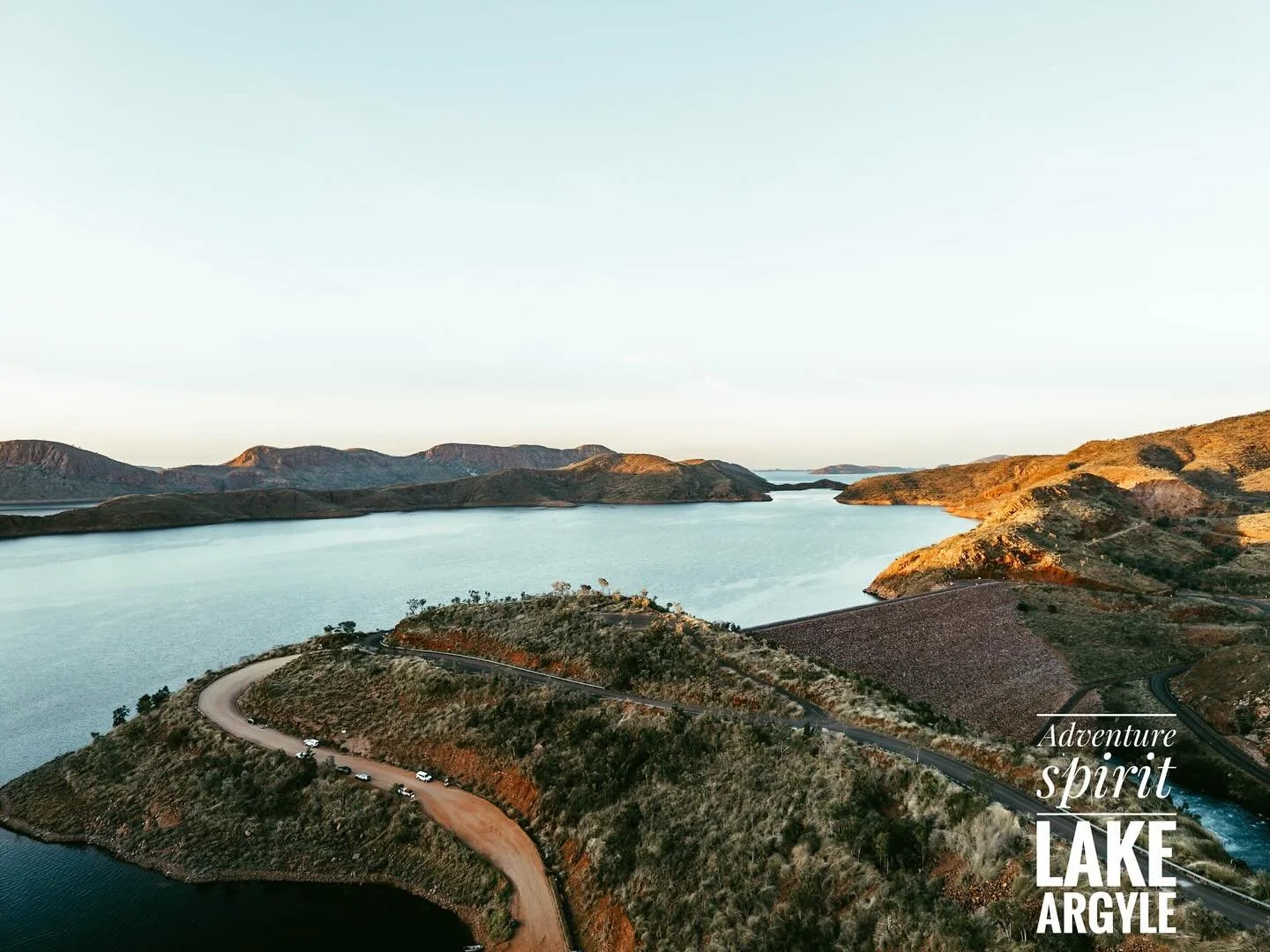 Lake Argyle &ndash; gigant w sercu outbacku 🔥

Widok z g&oacute;ry zapiera dech &ndash; nie bez powodu nazywany jest oceanem Kimberley 🌊
To największy sztuczny zbiornik w Australii &ndash; powstał w 1971 roku, kiedy ukończono Argyle Dam na rzece Or