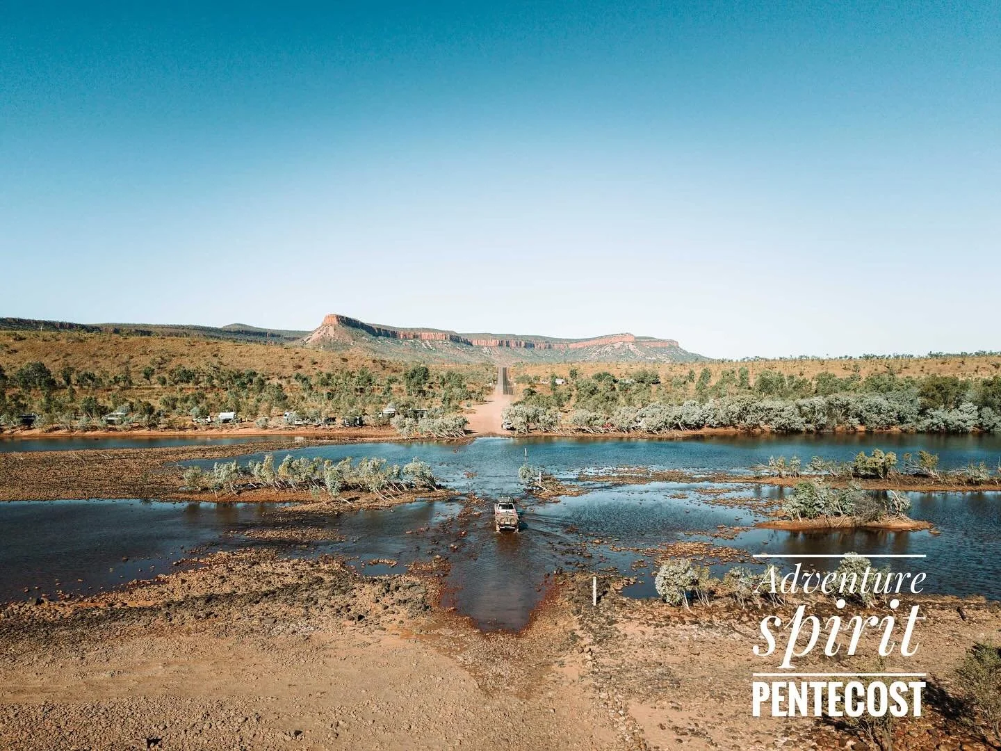 Pentecost Crossing to jedno z tych miejsc w Kimberley, kt&oacute;re albo zaczyna albo kończy przygodę na Gibb Road.
Ikoniczna przeprawa przez szeroką rzekę, z masywem Cockburn Range w tle, to absolutny symbol outbacku. W porze suchej przejeżdżasz tu 