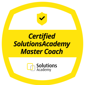 Zertifizierungsabzeichen für Solutions Academy Master Coach mit gelbem Hintergrund, schwarzem Text und Solutions Academy Logo