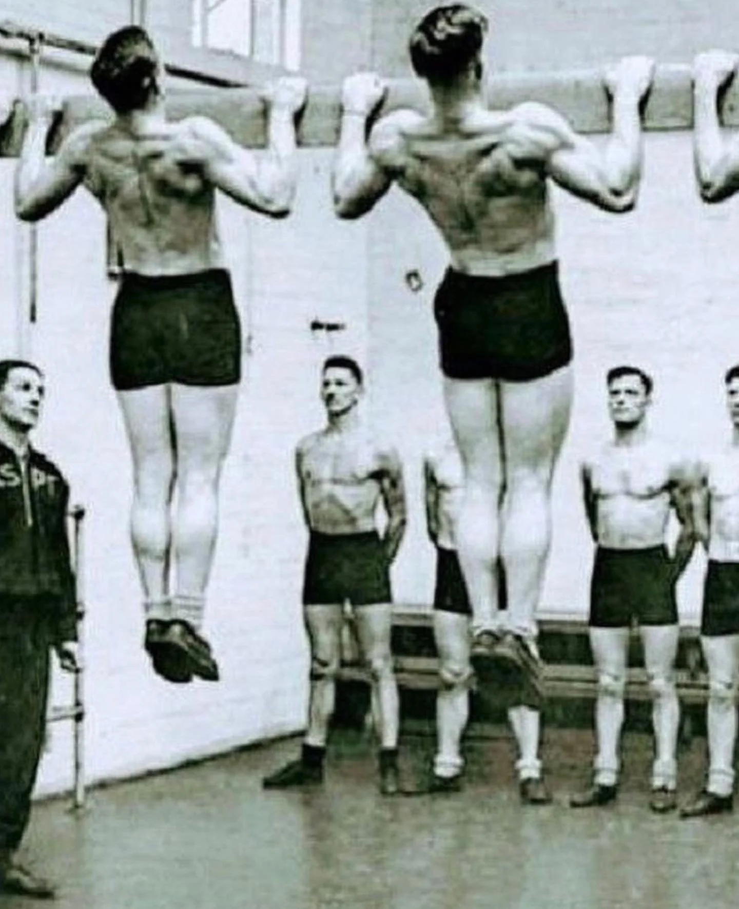 Let&rsquo;s talk about the Chin Up. Chin ups are a fantastic upper body developer and should be a staple in any strength training routine. Here are some ways to improve your Chin Up.

Key Points:

Always go to dead hang as this incorporates more lats