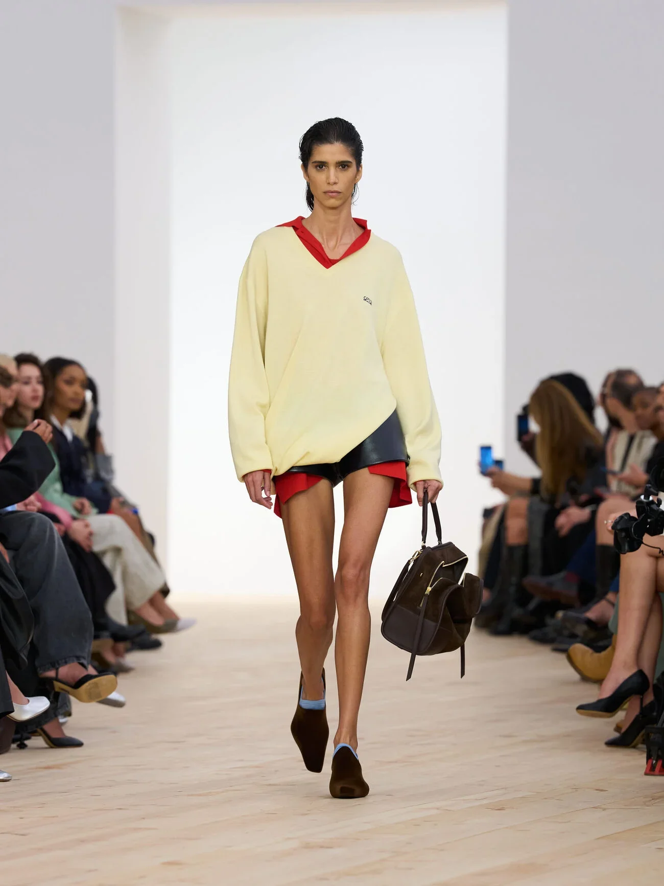 LOEWE_%20SS26_WW_SHOW_RUNWAY_LOOK_4_FRONT_RGB_CROPPED_3x4_04.webp